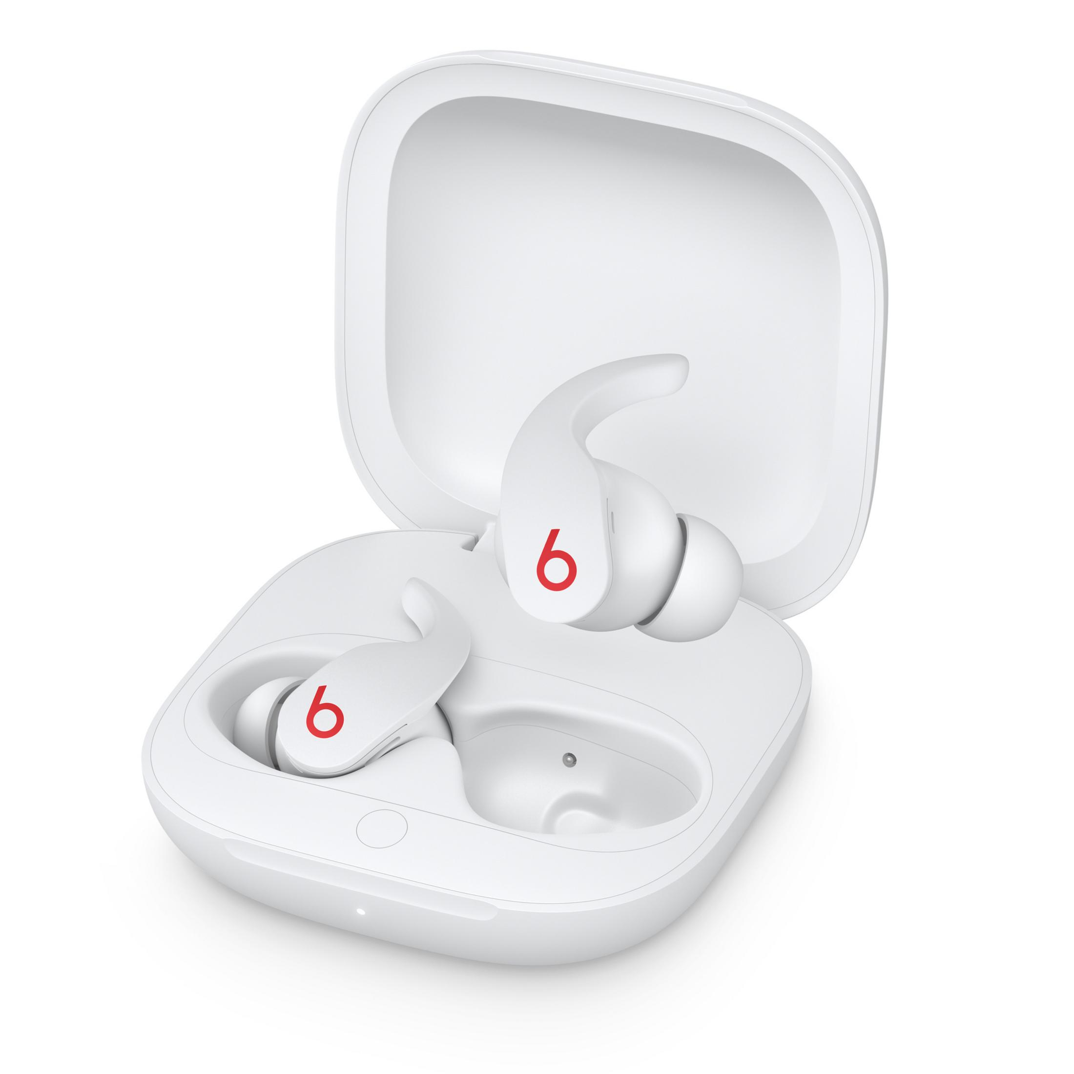 Auricolari wireless bianchi con logo Beats rosso in una custodia di ricarica aperta.