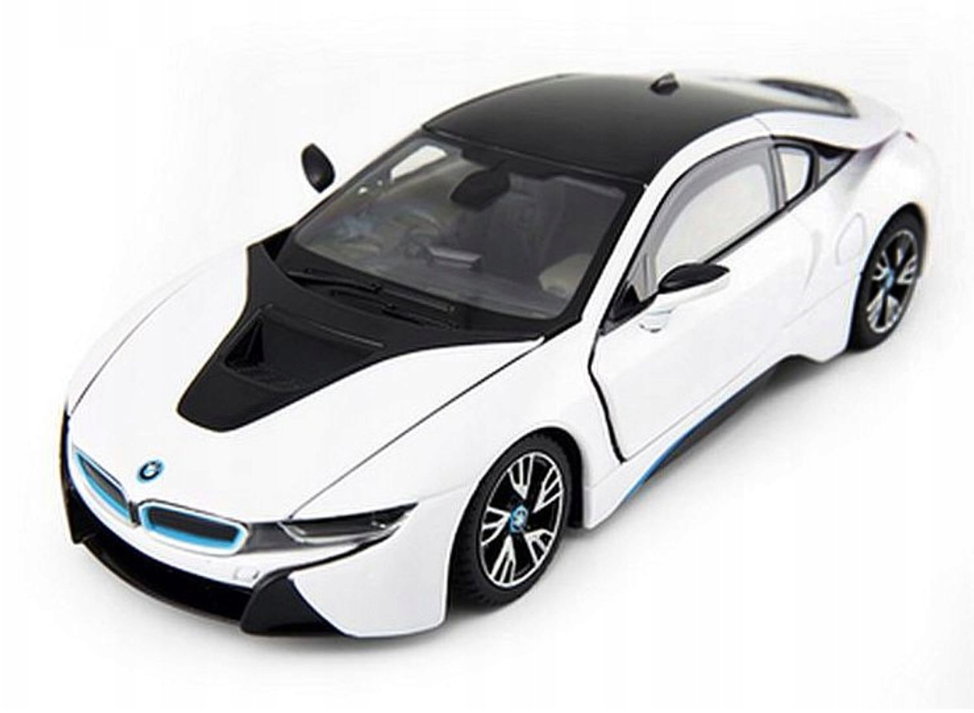 Biały samochód sportowy BMW z czarnym dachem i akcentami, widok z przodu na białym tle.