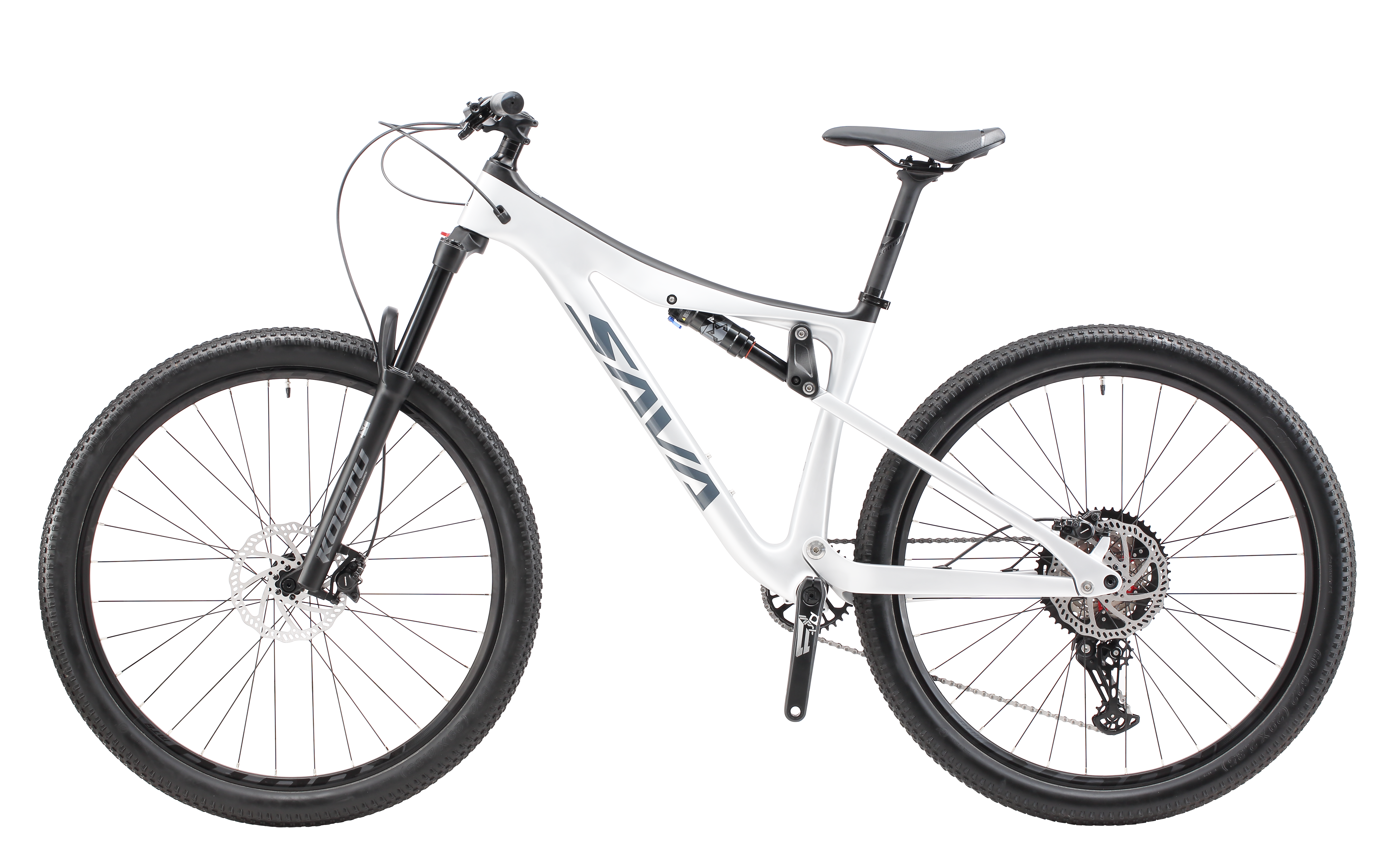 Ein weißes Mountainbike mit schwarzen Reifen und Felgen steht vor schwarzem Hintergrund.