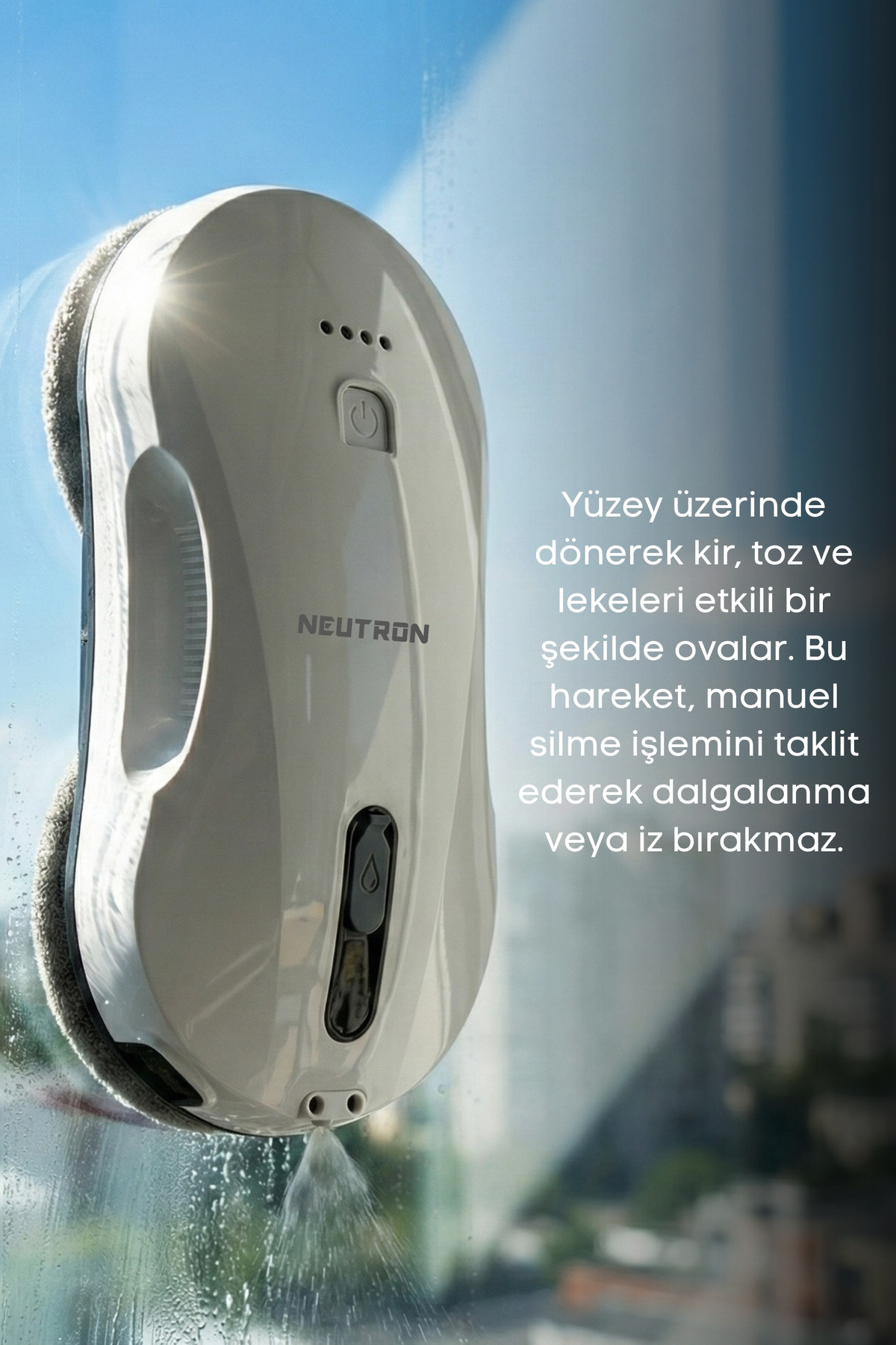 Beyaz bir pencere temizleme robotu pencereye su püskürtüyor.