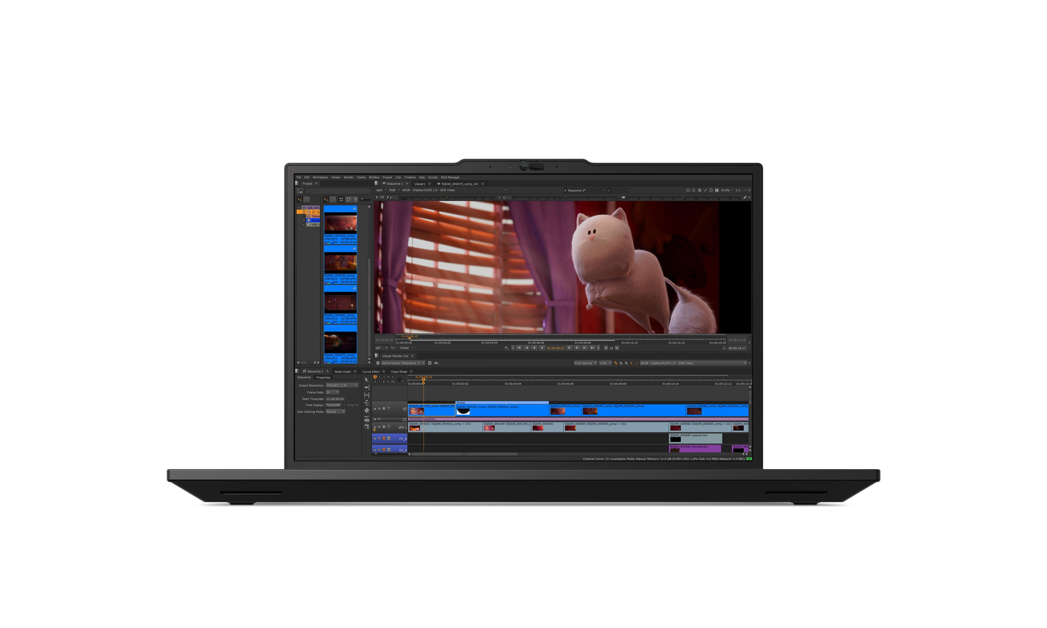 Ein Laptop zeigt eine Videoschnittsoftware mit einer weißen Zeichentrickkatze auf dem Bildschirm.