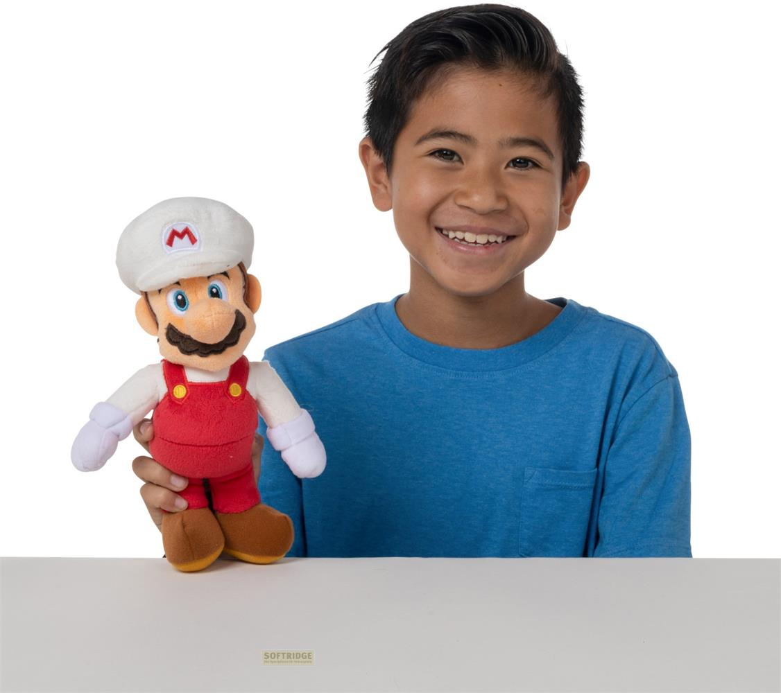 Un niño sosteniendo un peluche de Mario.