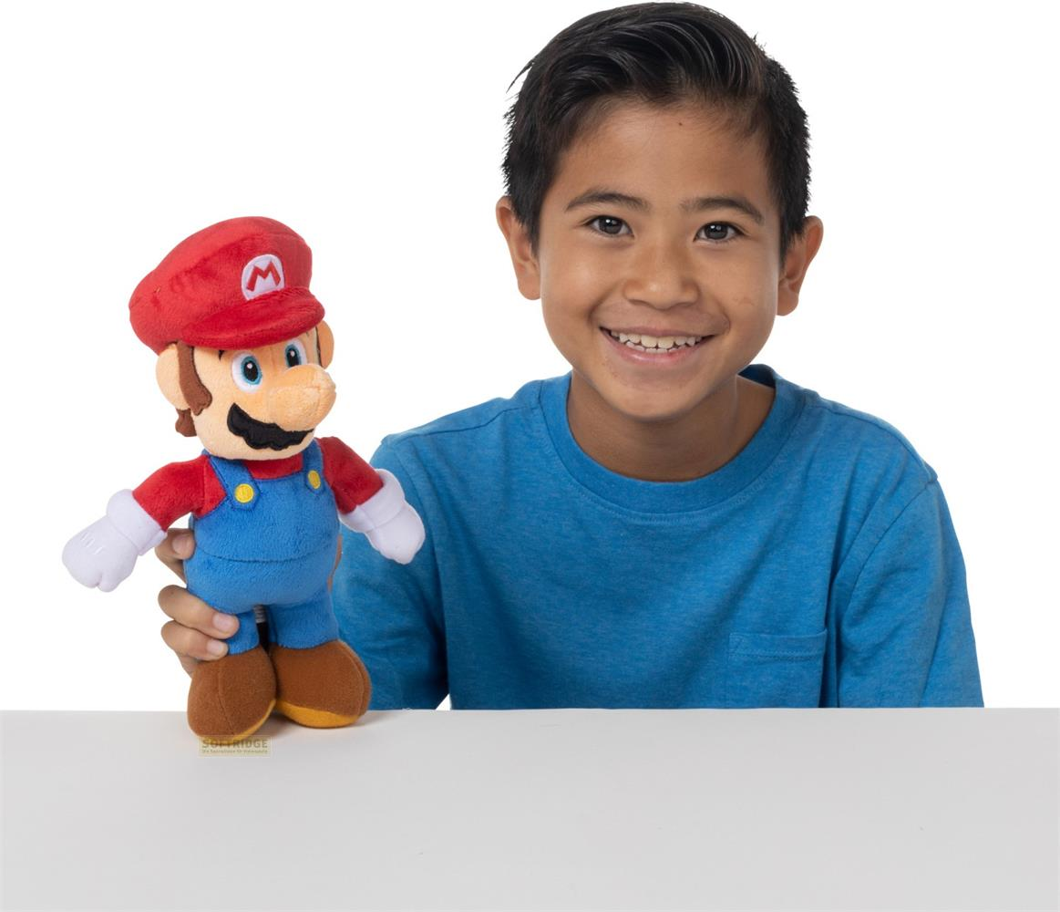Un nio sostiene un peluche de Mario. El fondo es blanco.