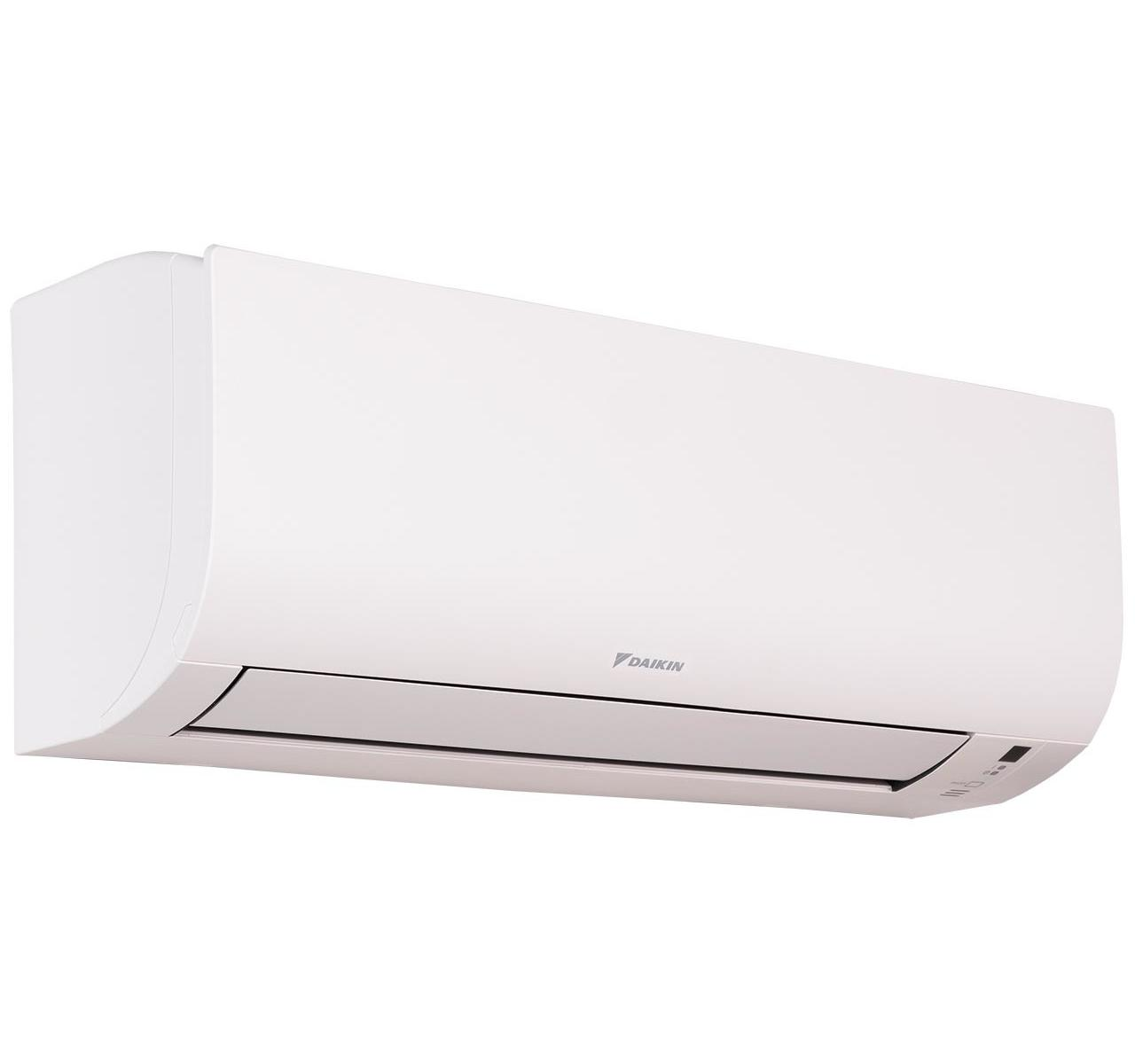 Beyaz bir Daikin klima, beyaz bir duvara monte edilmiştir. Ünitenin şık bir tasarımı vardır.