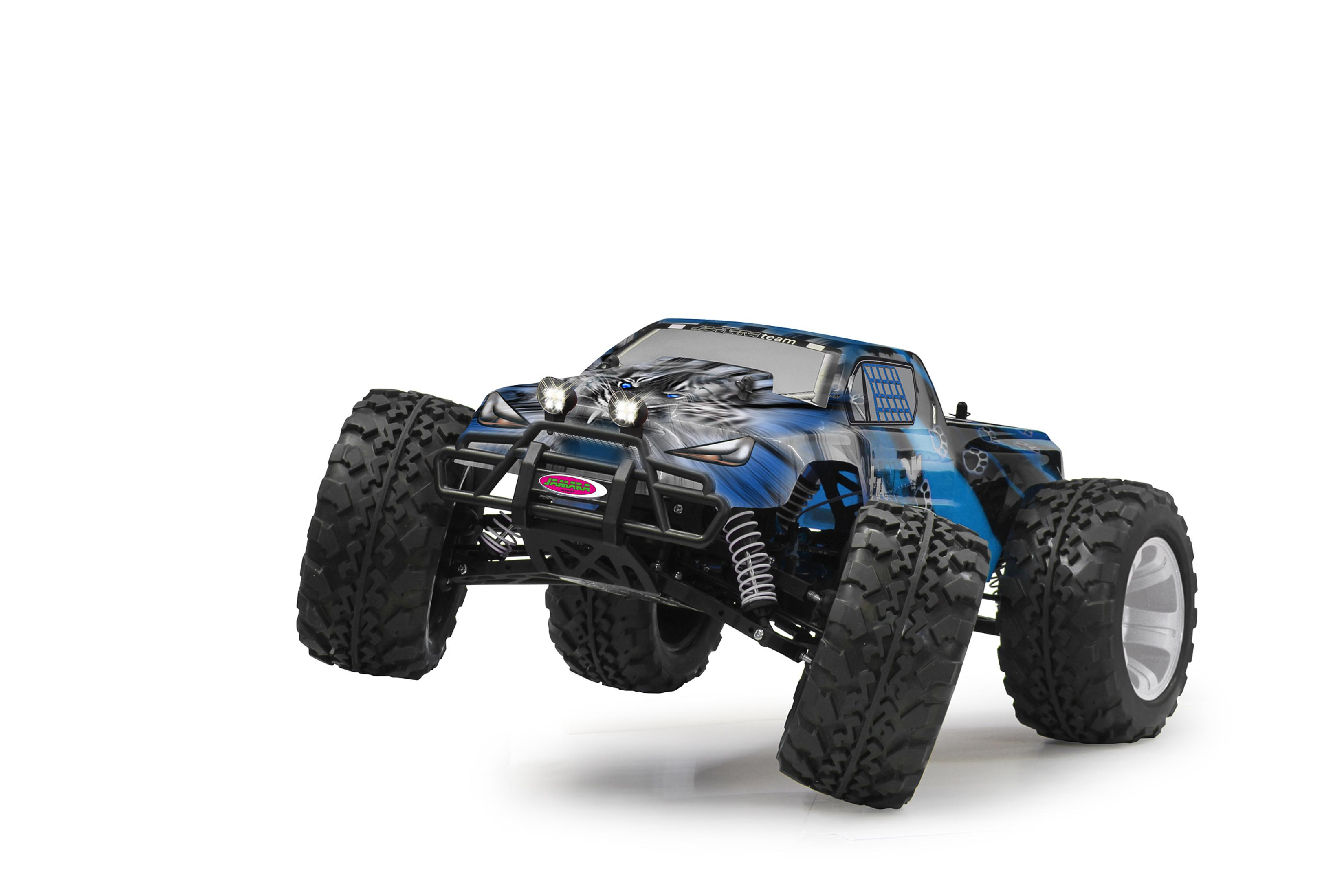 Ein blaues Monstertruck-Spielzeugauto mit großen Reifen hebt auf einer weißen Fläche ab.