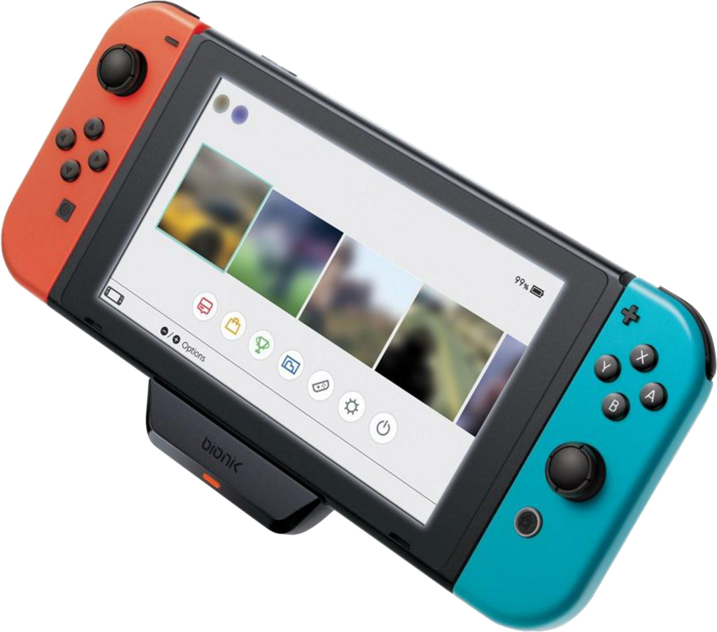 Nintendo Switch z czerwonymi i niebieskimi Joy-Conami, z adapterem Bionic na dole.
