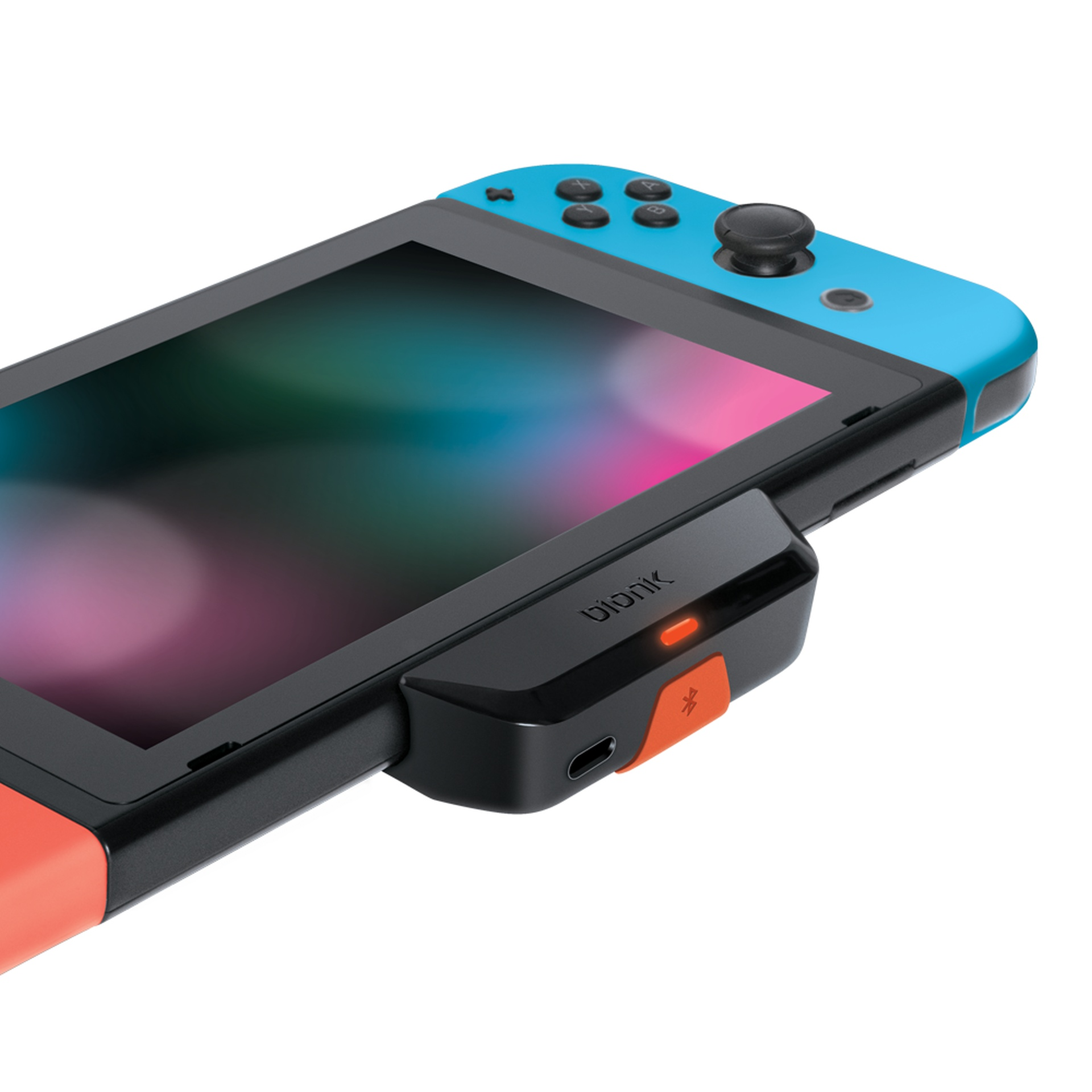 Czarny adapter jest przymocowany do konsoli Nintendo Switch z niebieskimi Joy-Conami.