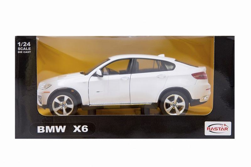 Biały model BMW X6 w skali 1:24 w opakowaniu.