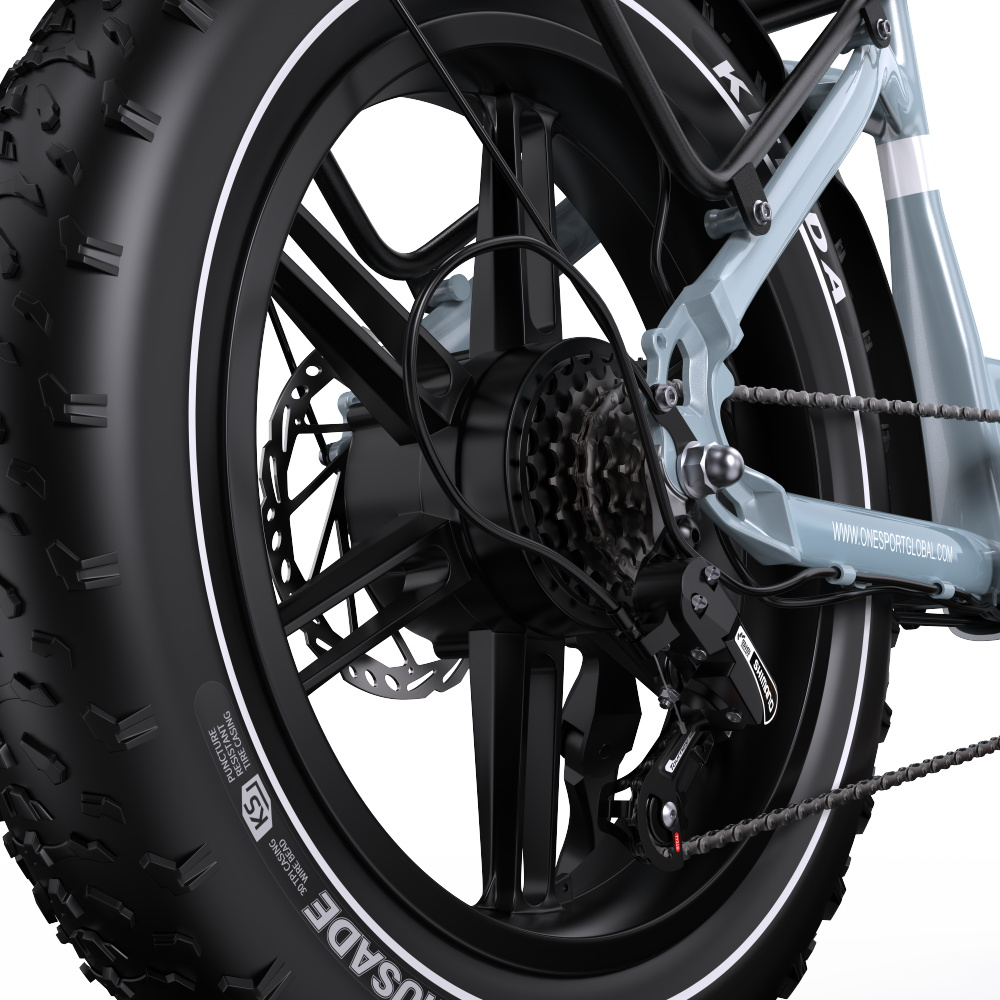 Nahaufnahme des Hinterrads eines hellblauen E-Fatbikes mit schwarzem Felge und Reifen.
