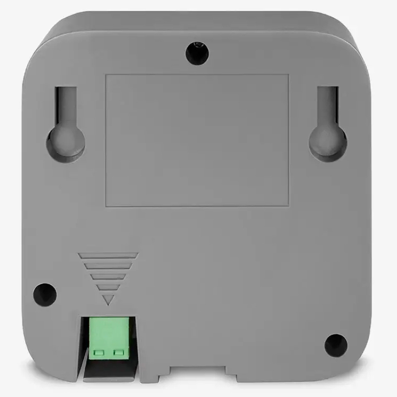 Carcasa gris con agujeros para colgar,
un tornillo y un conector verde.