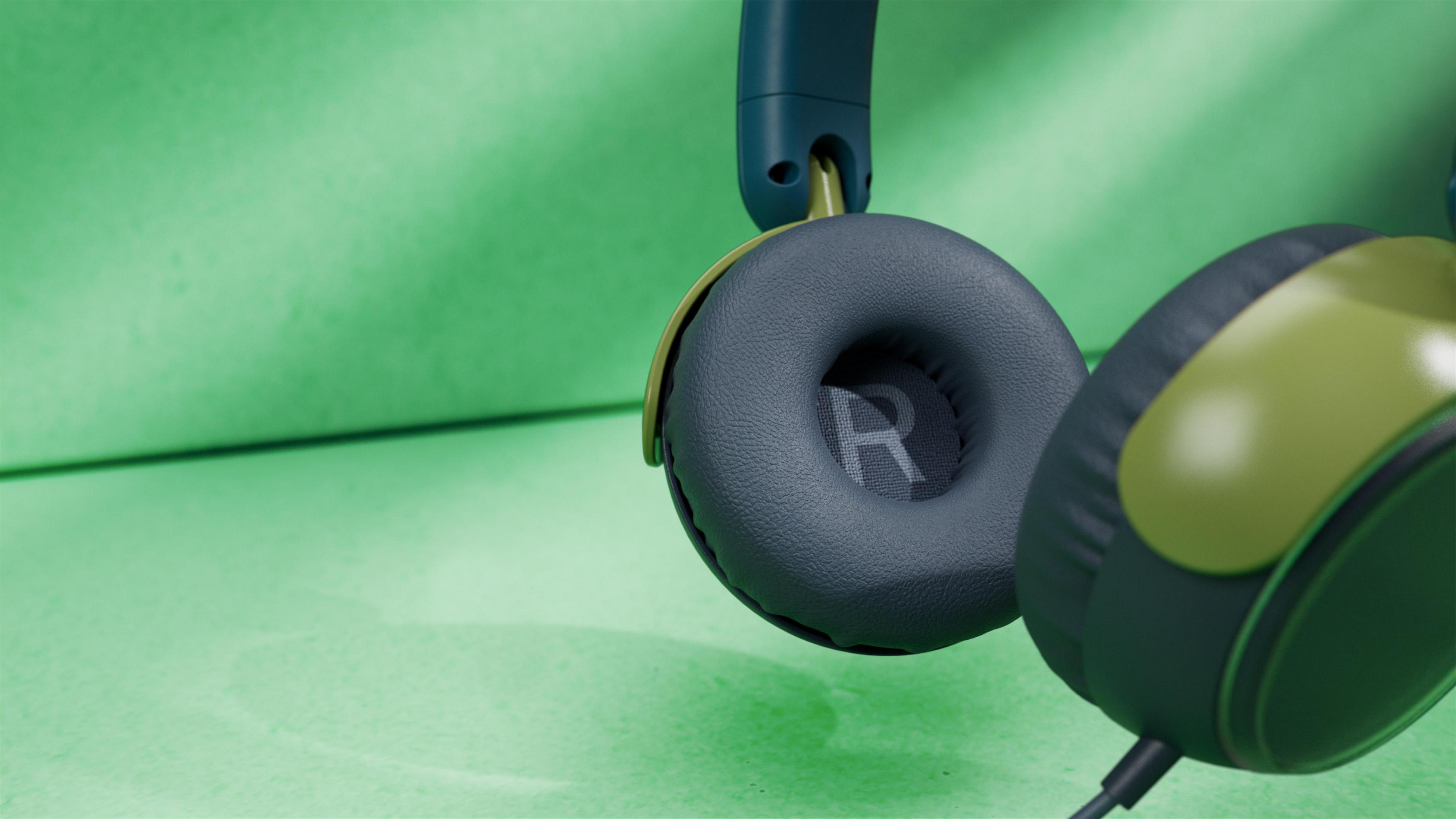 Auriculares azules con detalles verde oliva sobre fondo verde.