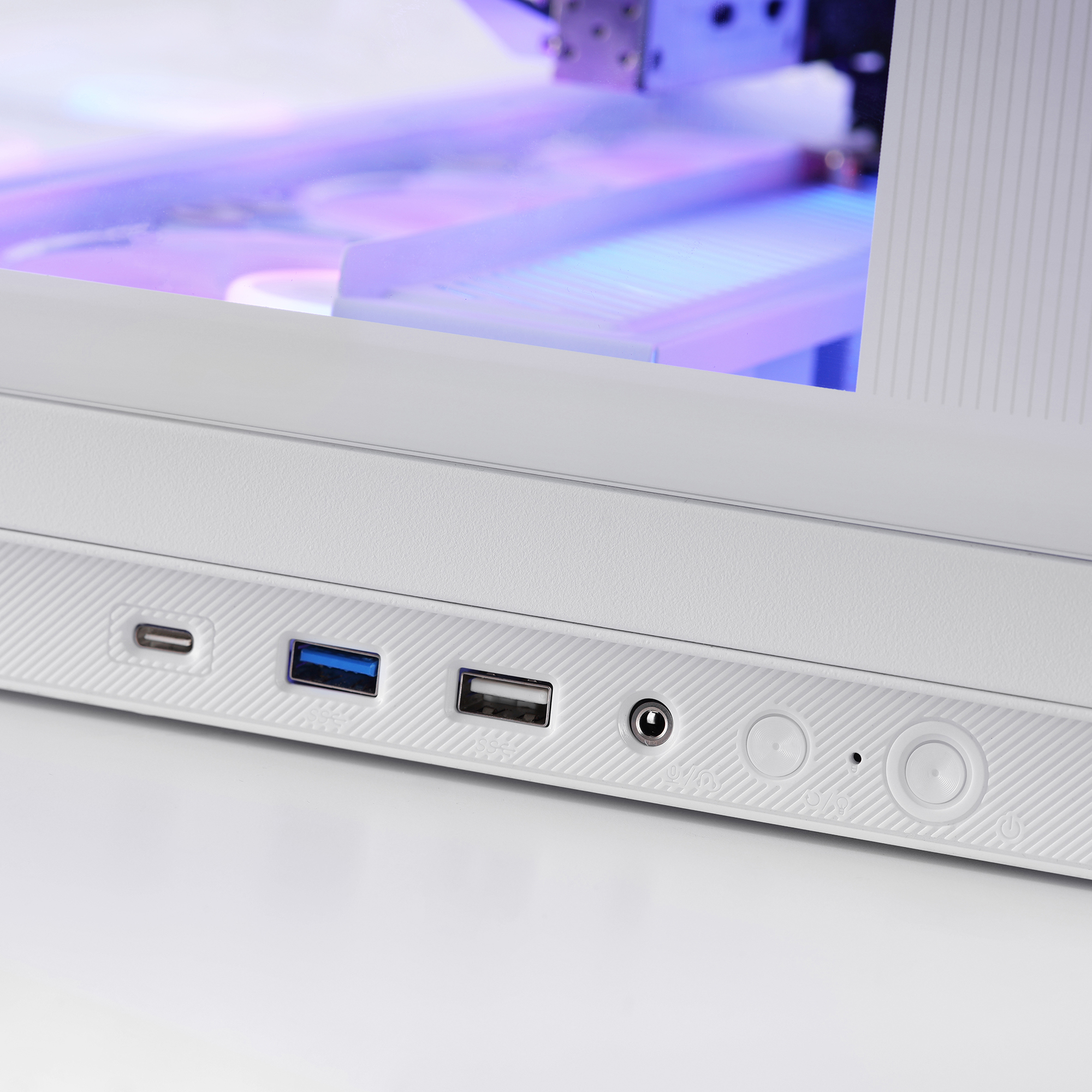 Dispositivo blanco con USB-C, USB-A, jack de audio y botones.