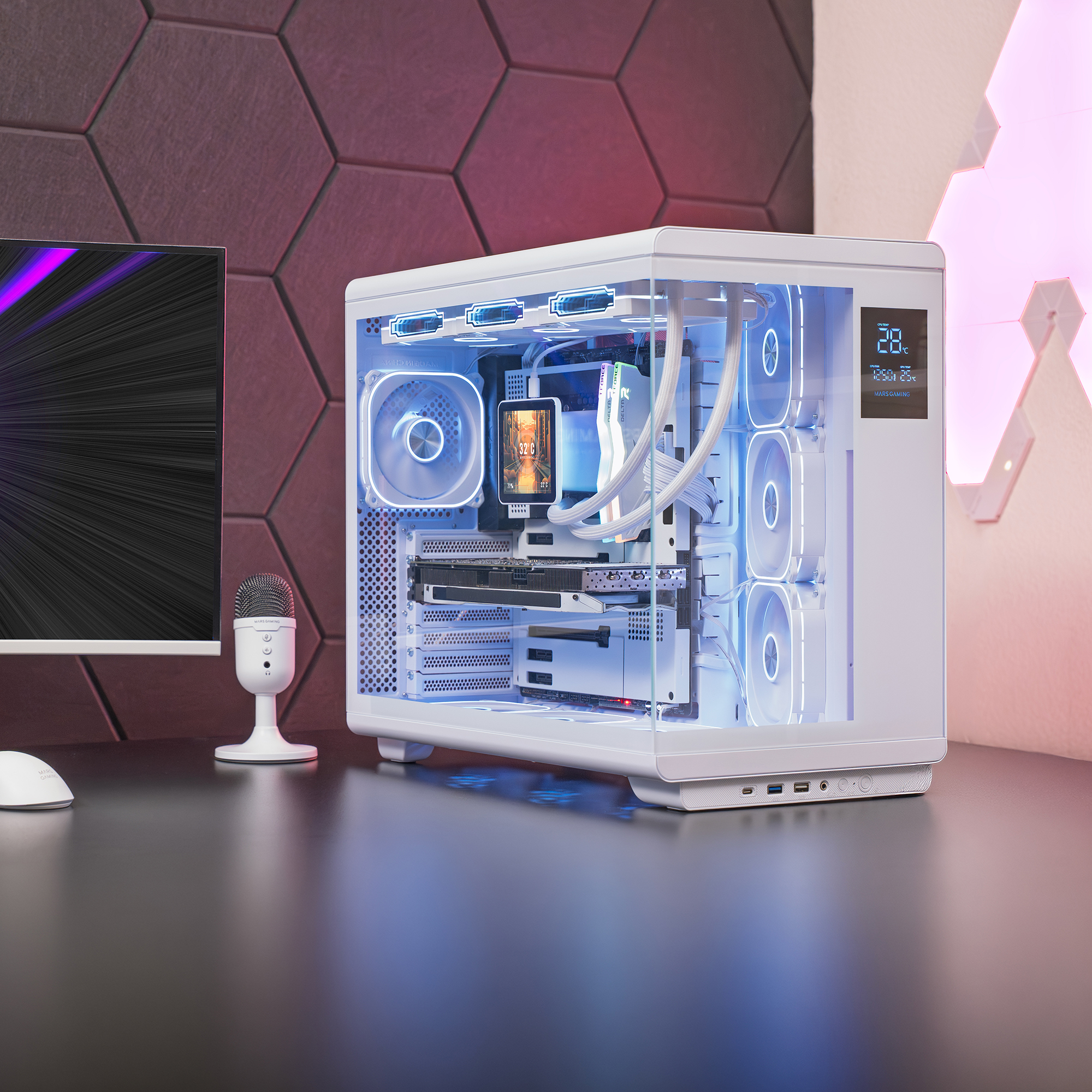 Un PC gaming blanco con iluminación azul está sobre un escritorio.