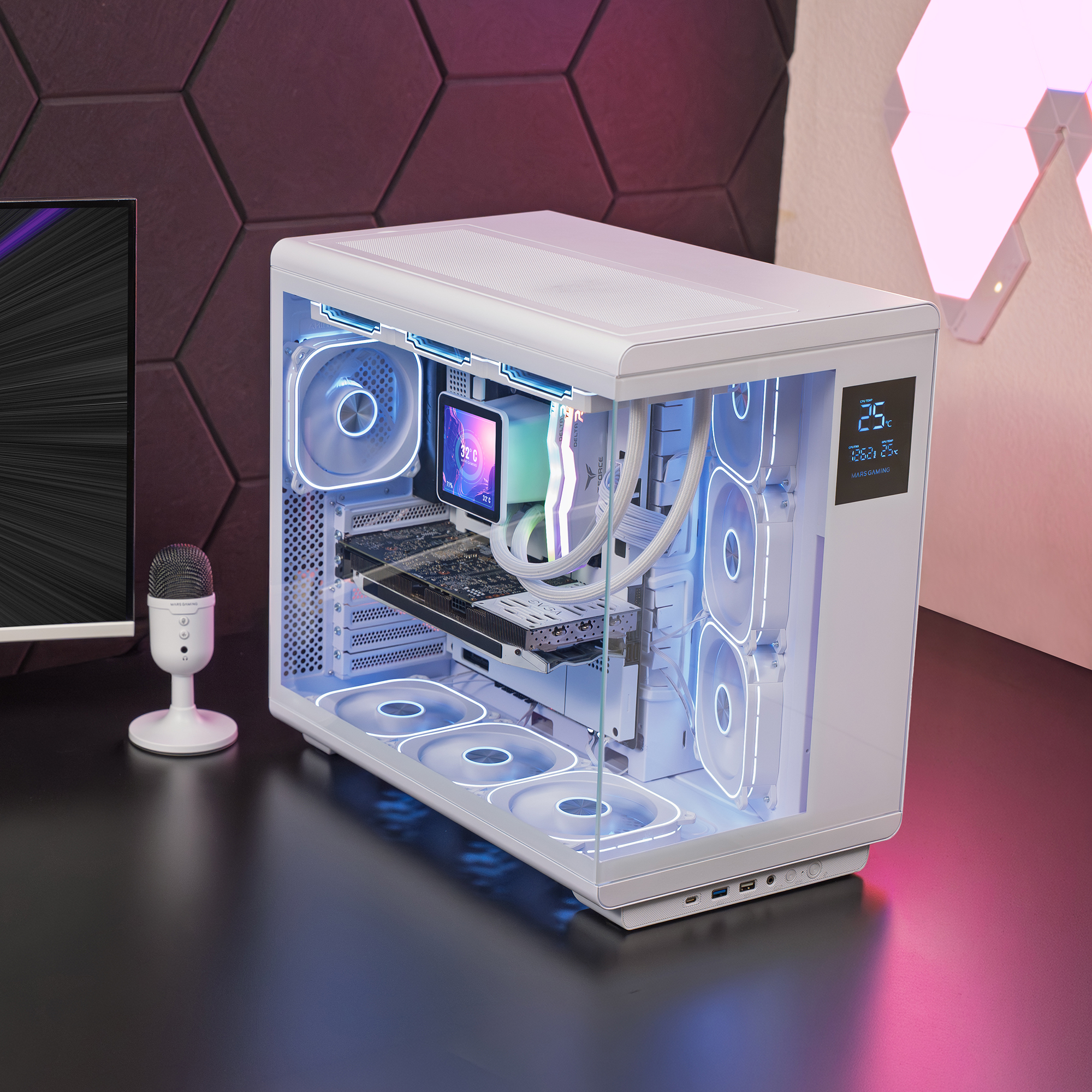 Una caja de PC blanca con frontal de cristal, iluminada con ventiladores azules y RGB.