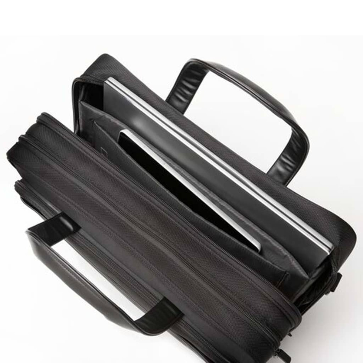 Una borsa nera per laptop con manici, contenente due laptop.