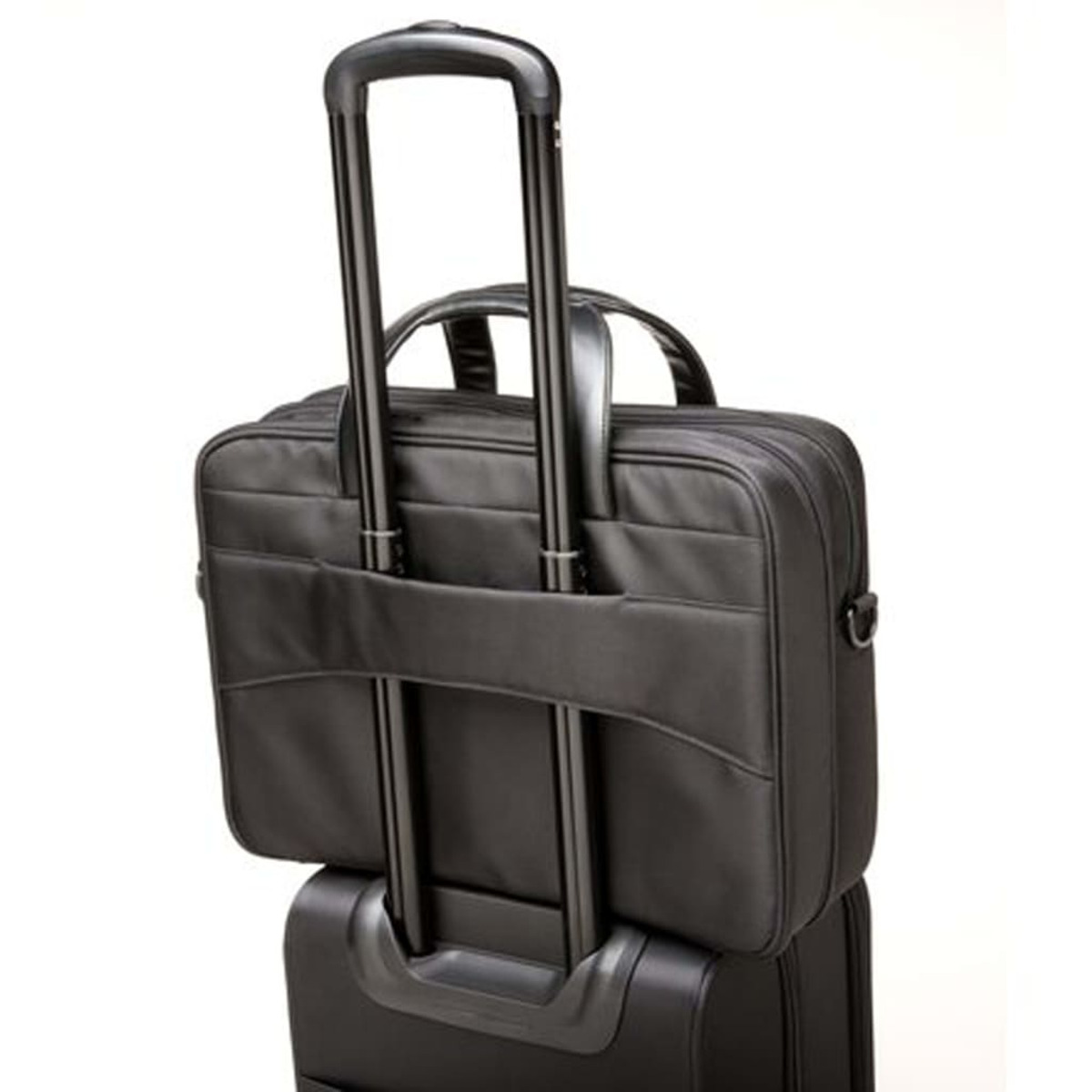 Borsa nera per laptop sopra una valigia nera con sfondo bianco.