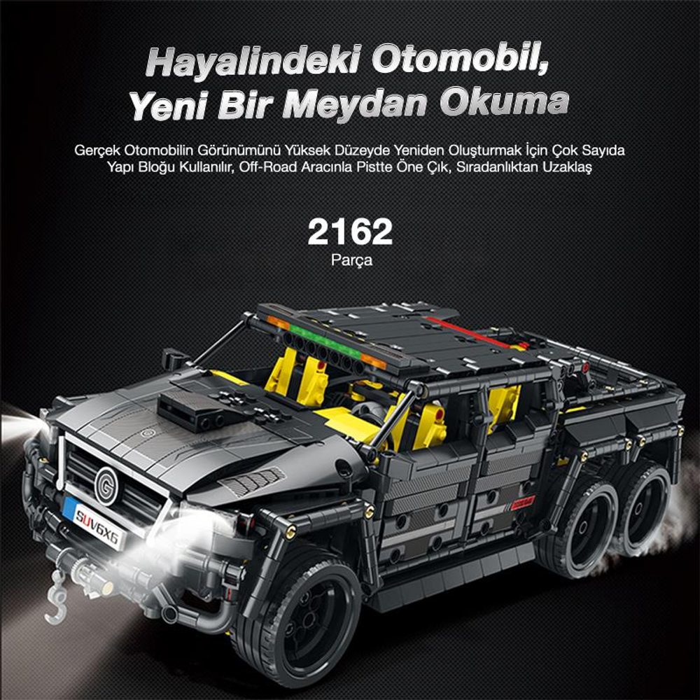 Sarı detaylı siyah Lego arazi aracı koyu arka planda duruyor.