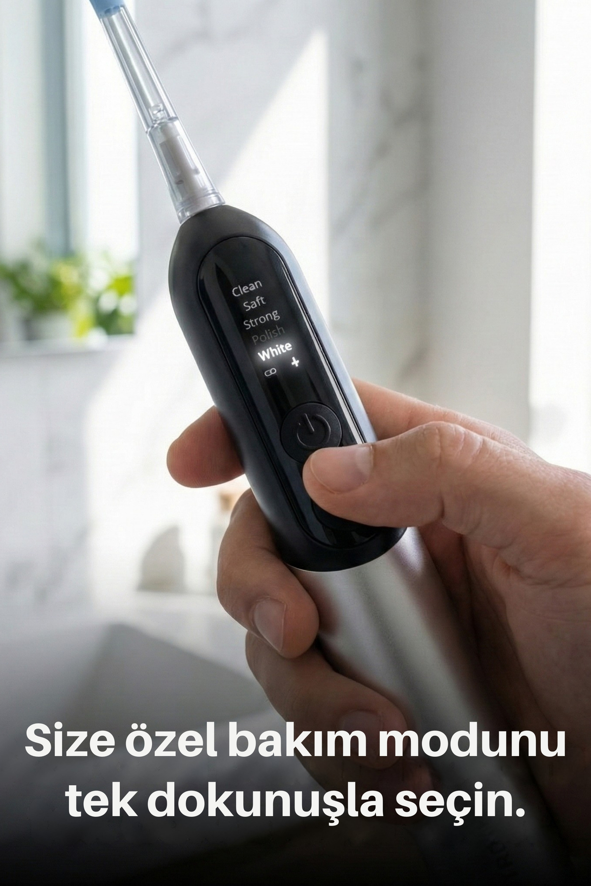 Bir el, yanıp sönen modları gösteren siyah elektrikli diş fırçası tutuyor.