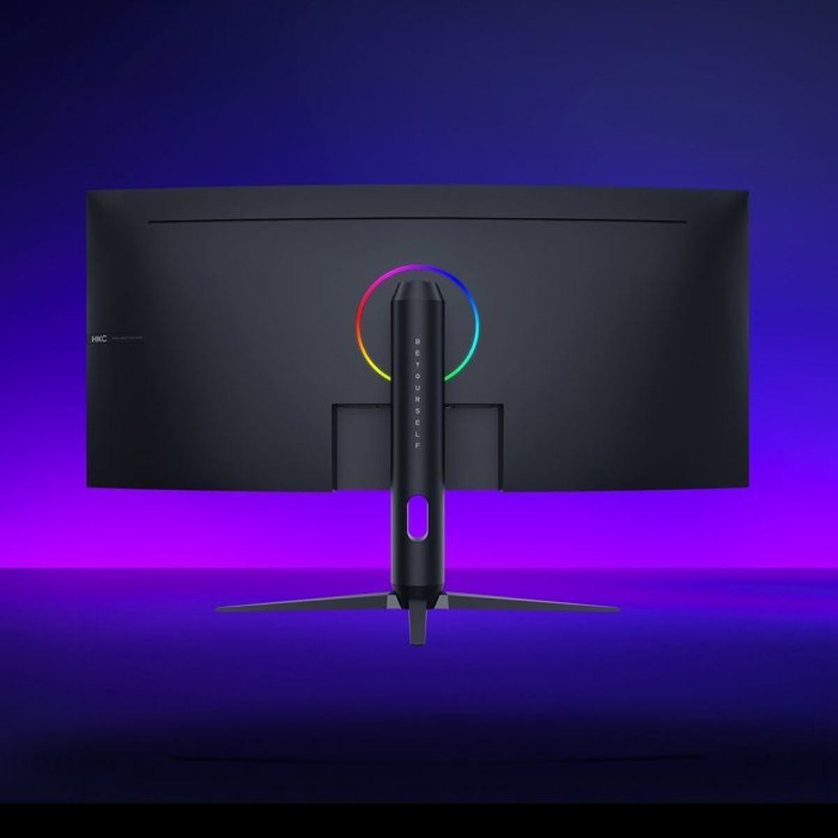 Retro di un monitor nero con illuminazione RGB e base a tre gambe.
