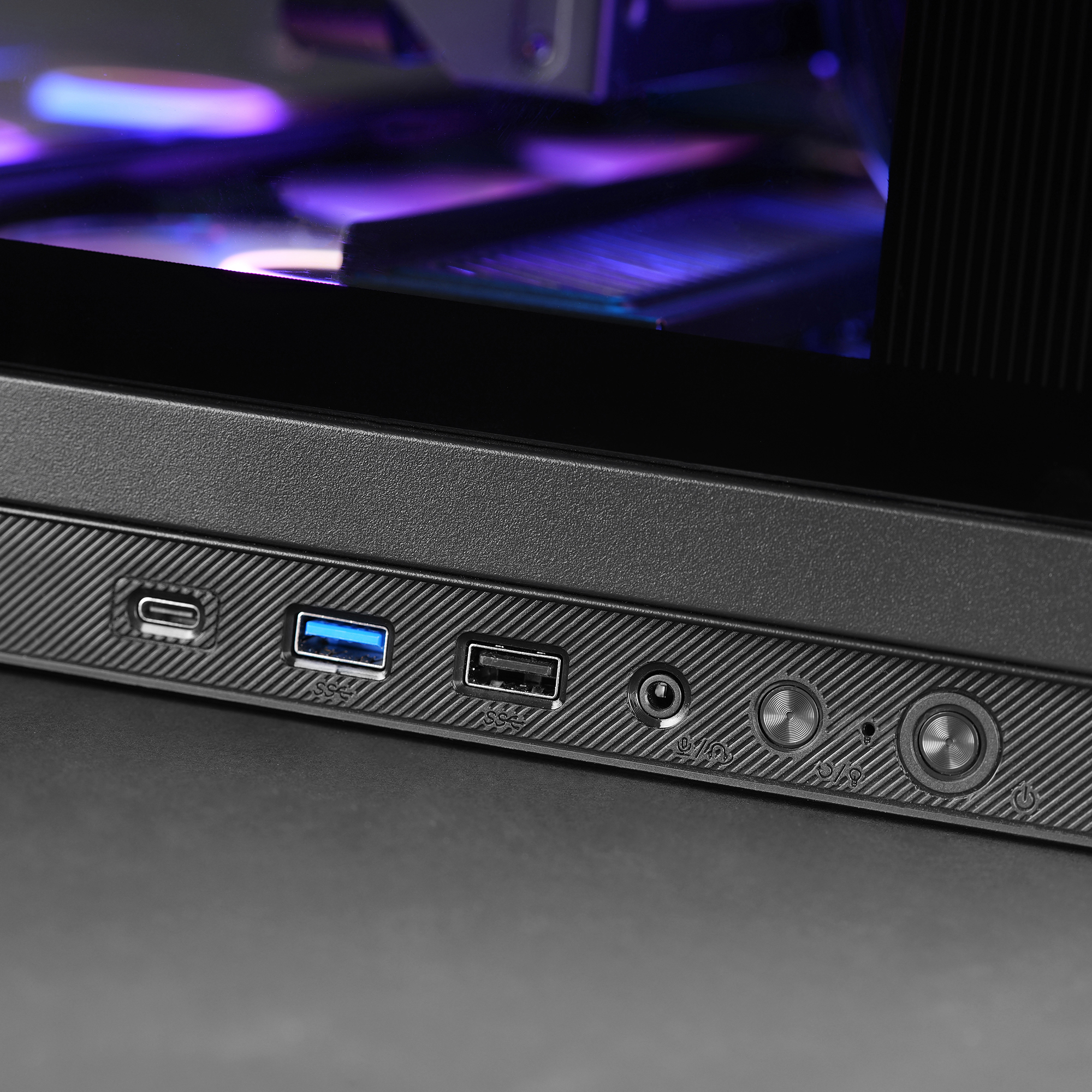 Primer plano de puertos: USB-C, USB-A, conector de auriculares y botones.