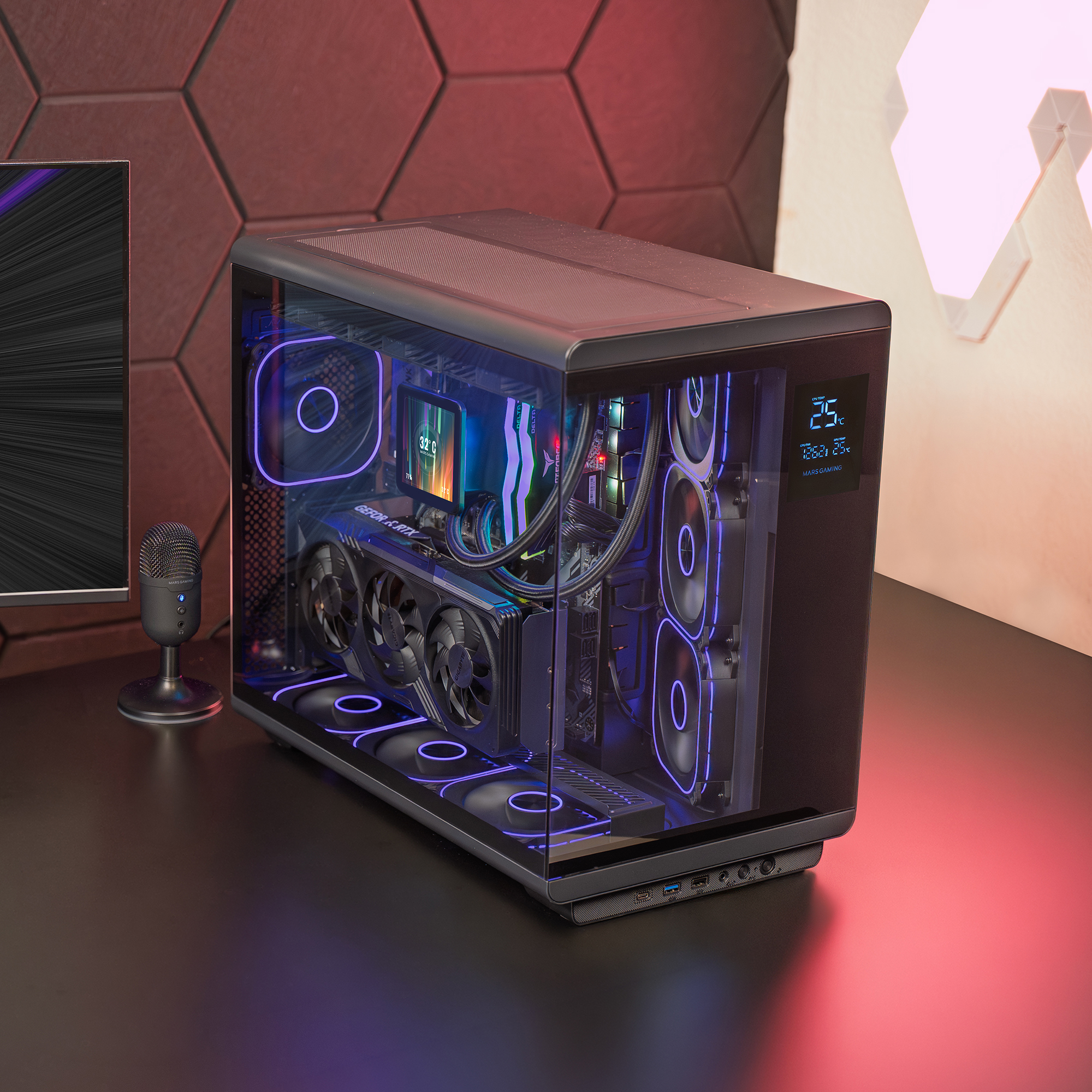Un PC moderno con frente de cristal e iluminación púrpura.