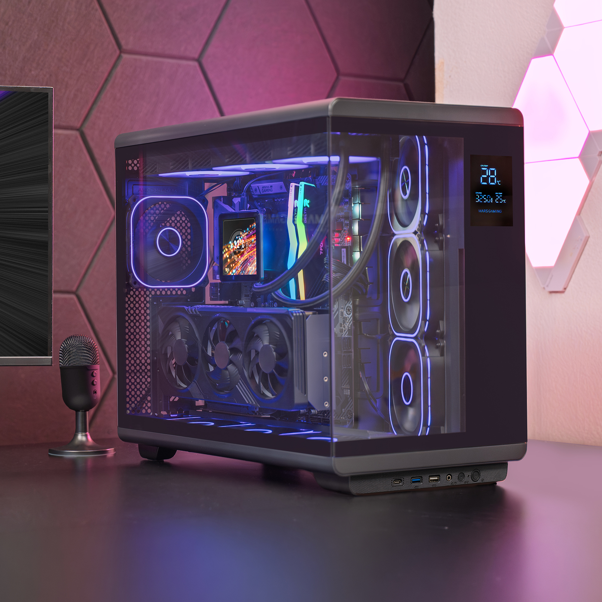 Un PC moderno con iluminación RGB, micrófono y paneles de pared hexagonales.