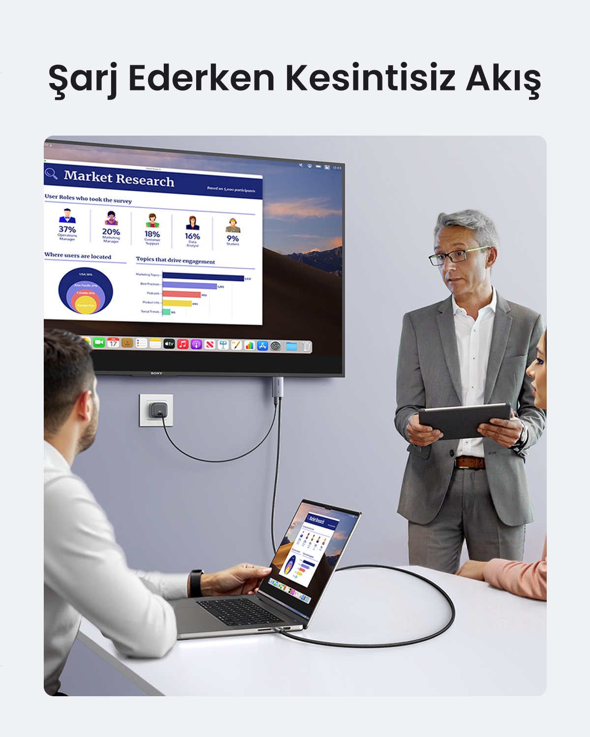 Erkekler ekrana bağlı dizüstü bilgisayarda pazar araştırması verilerini tartışıyor.