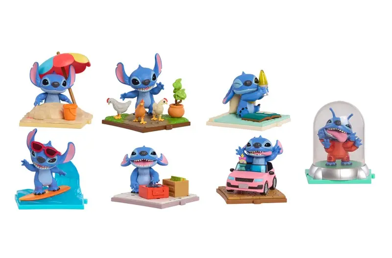 Figuras de Stitch: playa, pollos, leyendo, surf, coche, cúpula.