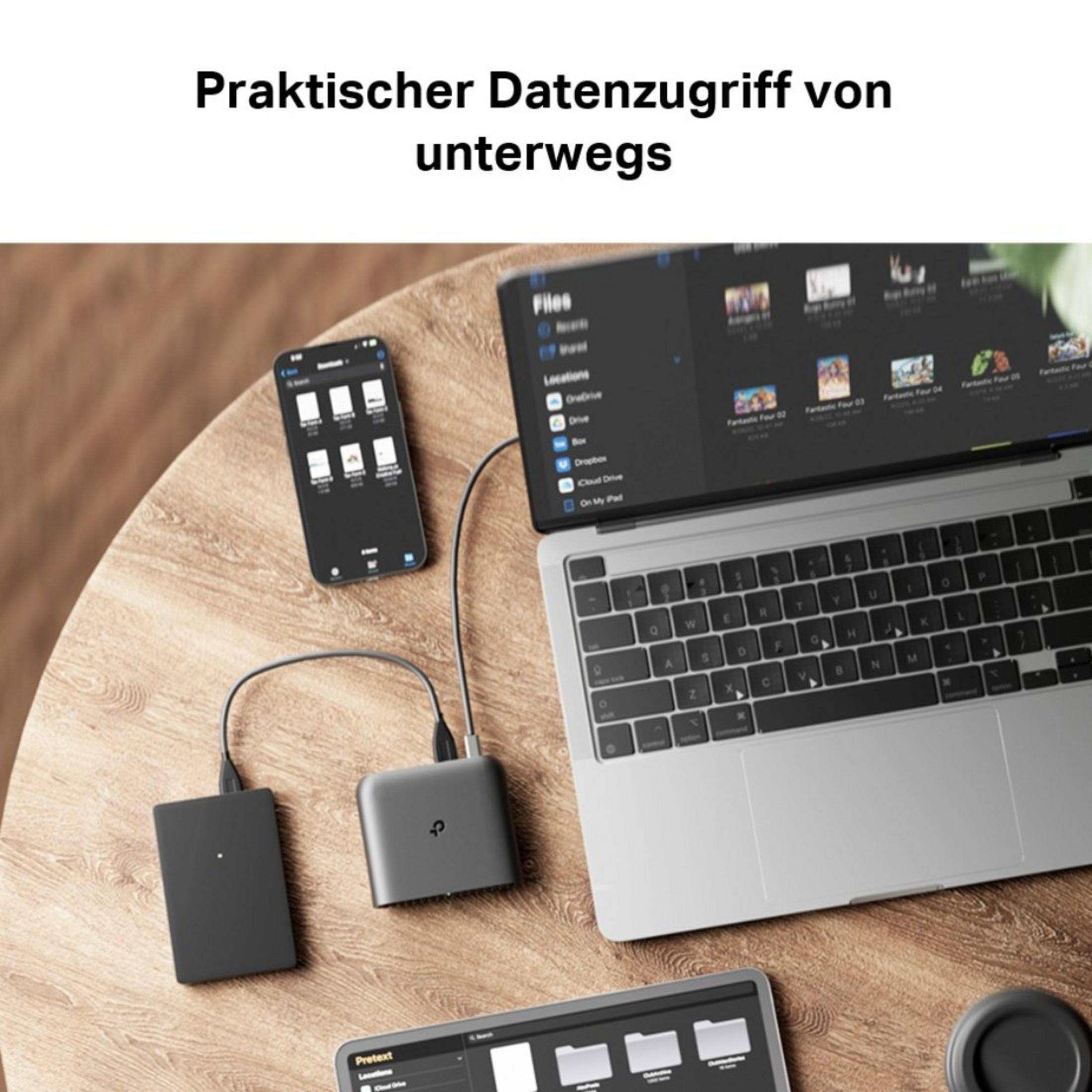 Laptop, smartphone, hard disk esterno e hub su tavolo di legno