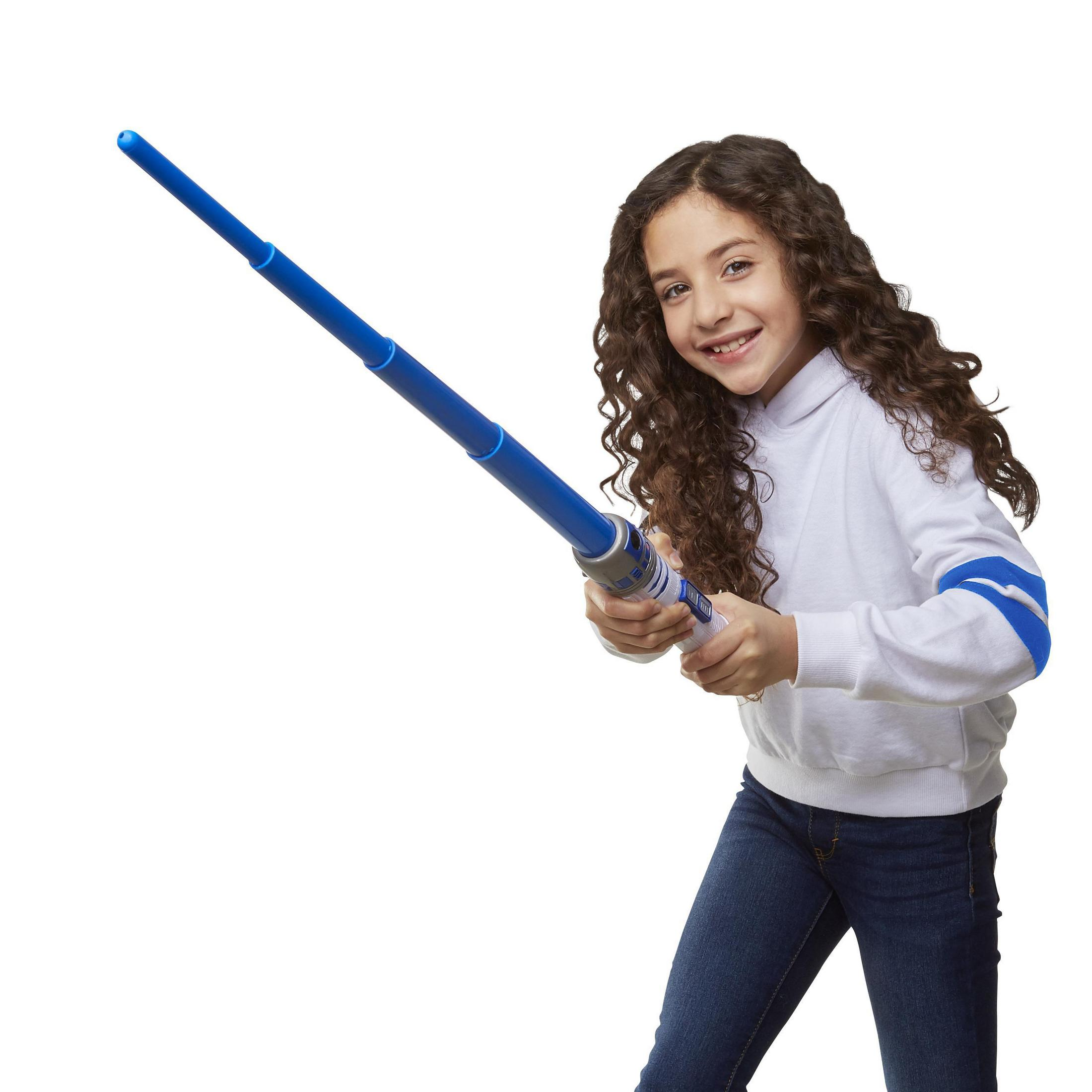 Bambina con capelli ricci tiene una spada laser blu, indossa felpa bianca e jeans.