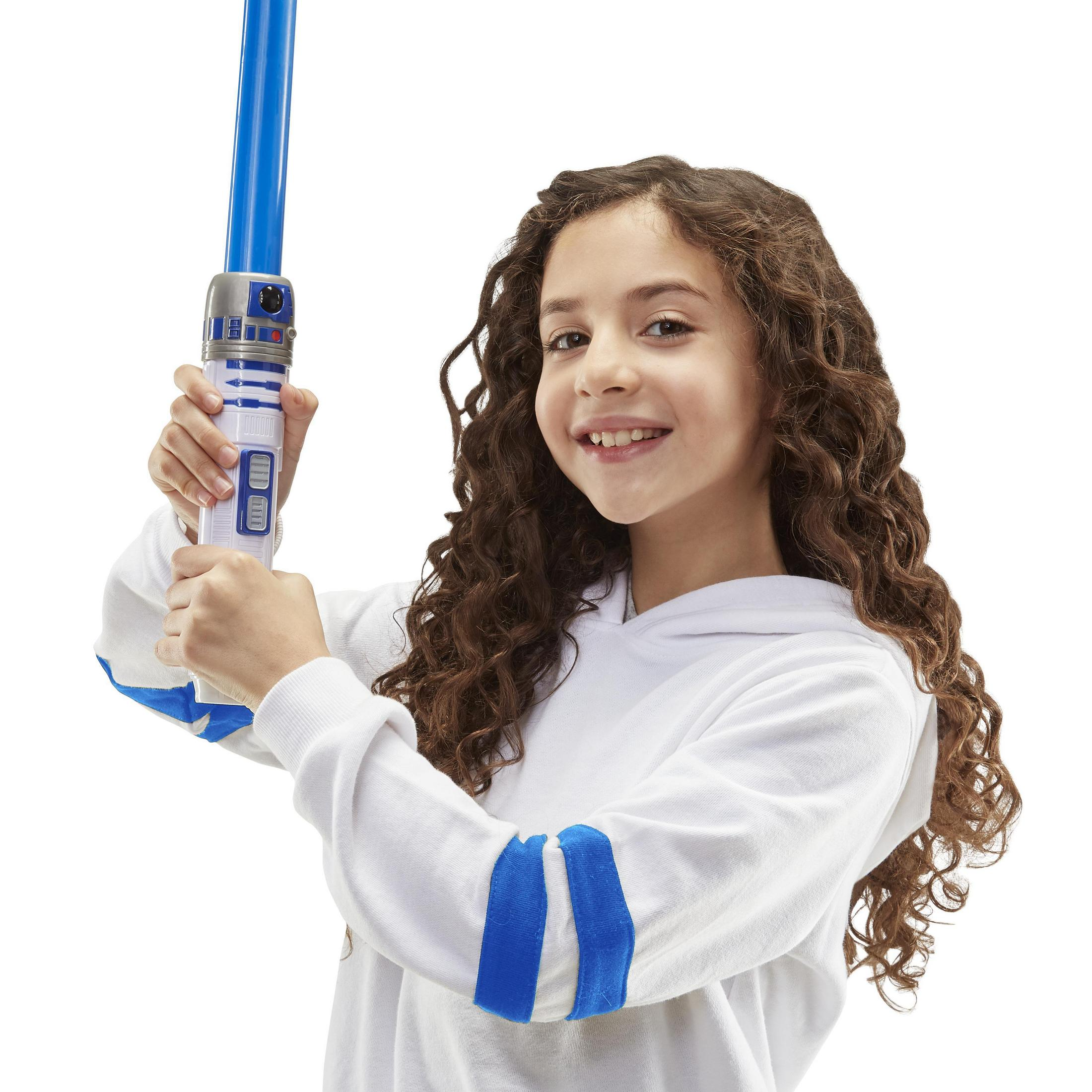 Una ragazza con capelli ricci tiene una spada laser blu con dettagli R2-D2.