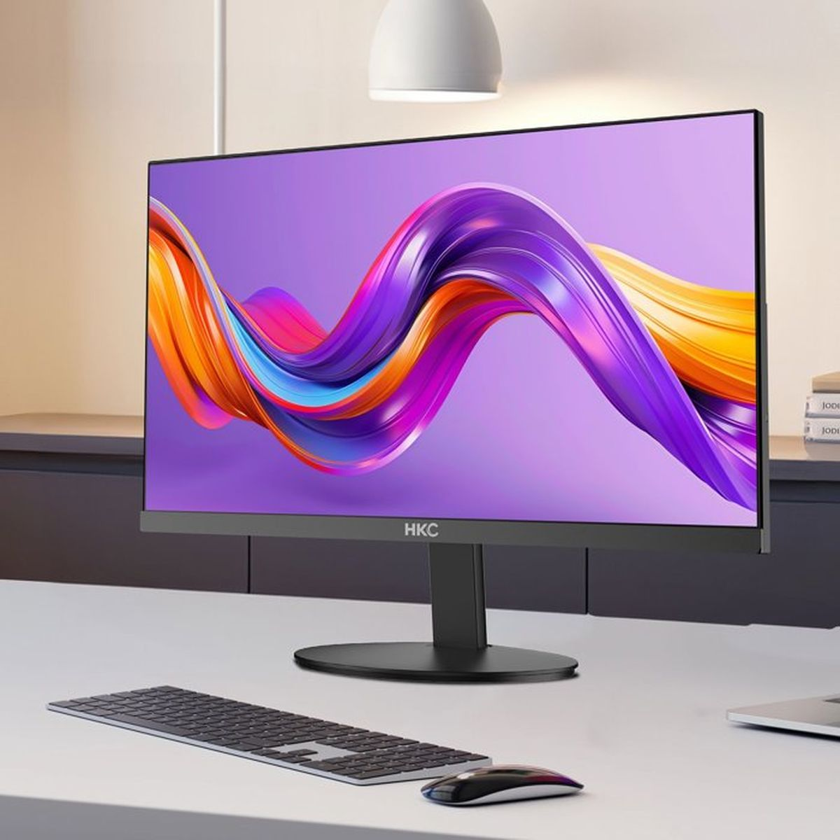 Monitor HKC nero con grafica astratta colorata, tastiera e mouse.