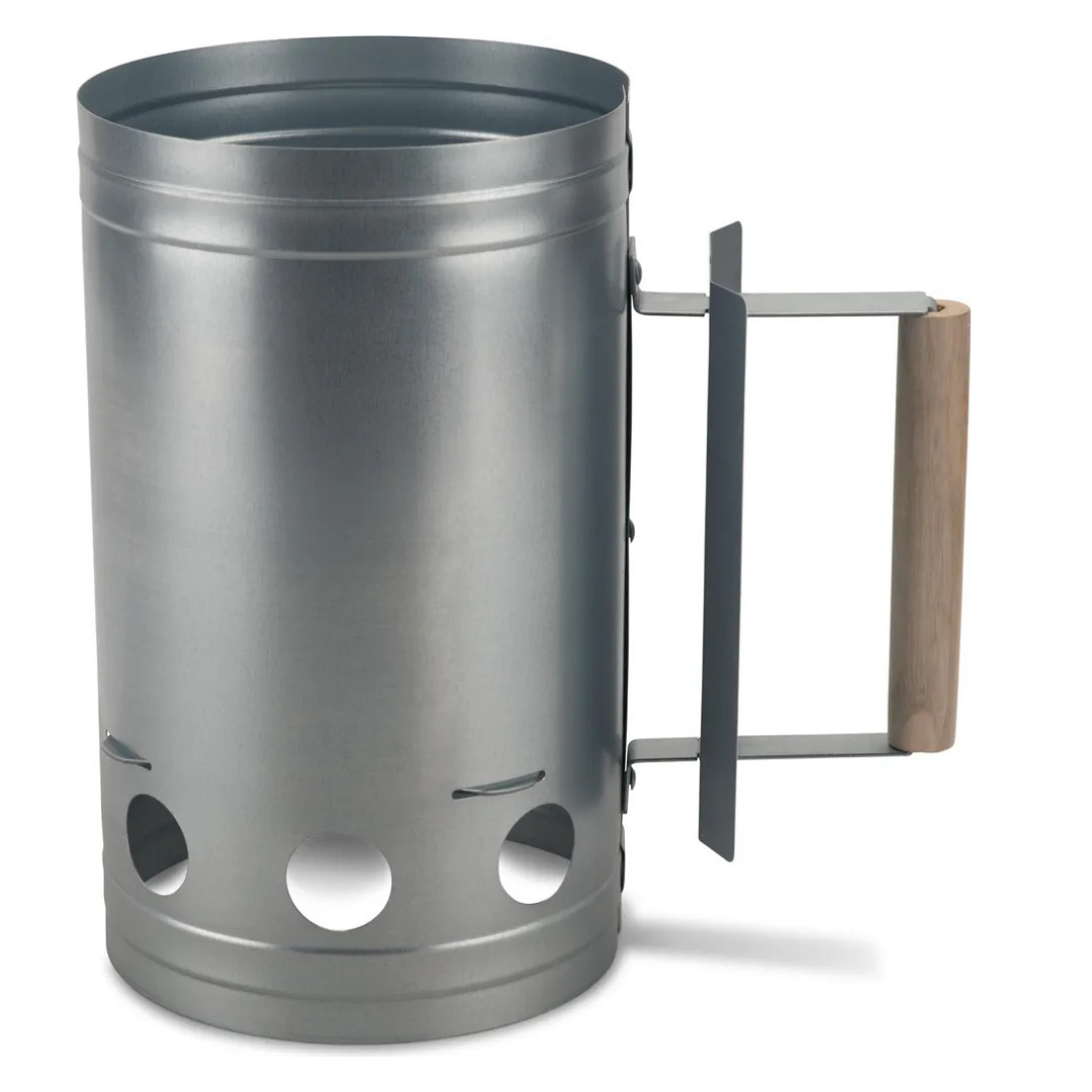 Ein metallener Anzündkamin mit Holzgriff und Lüftungslöchern.