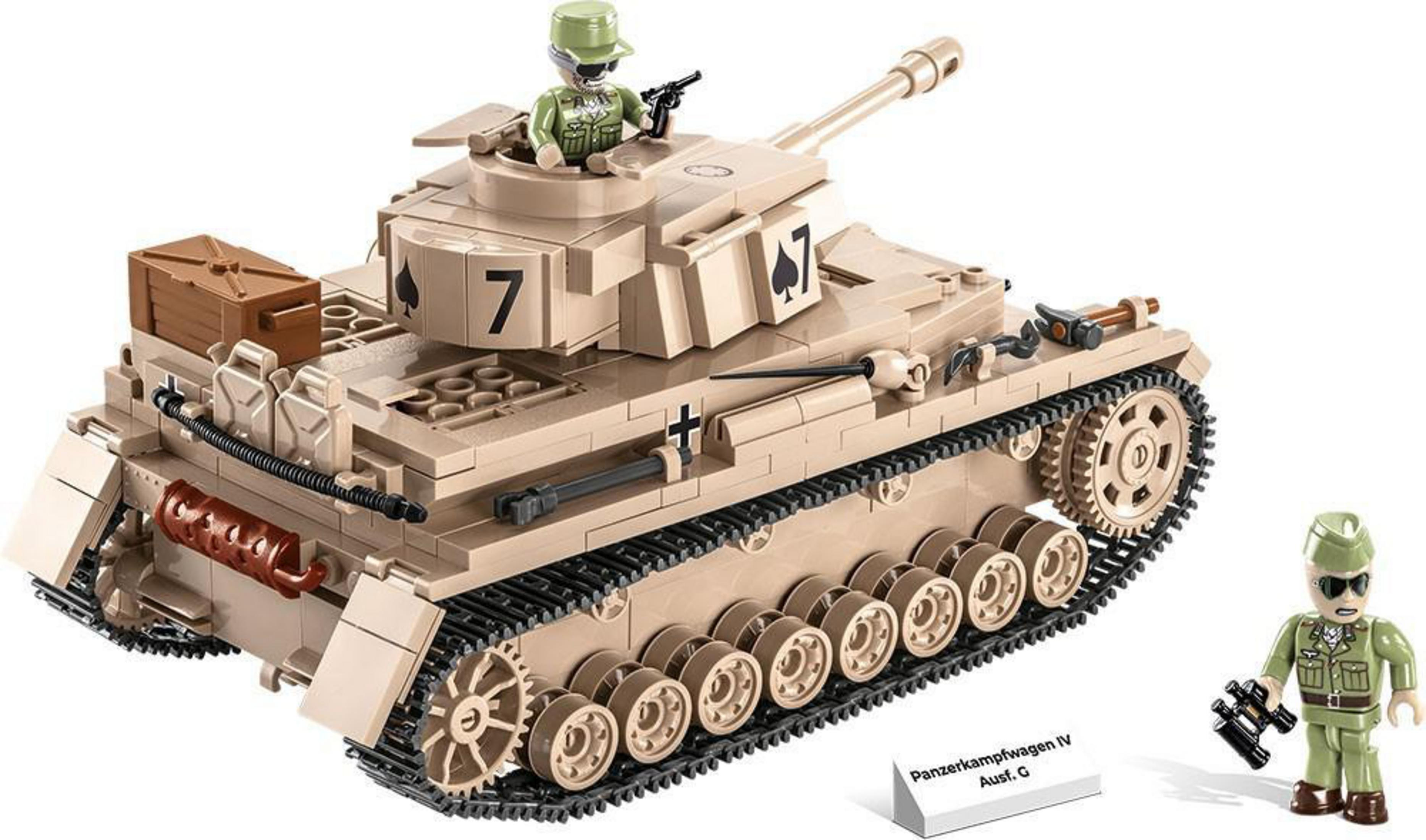 Ein beigefarbener Spielzeugpanzer mit einer Figur und einem Soldaten daneben.