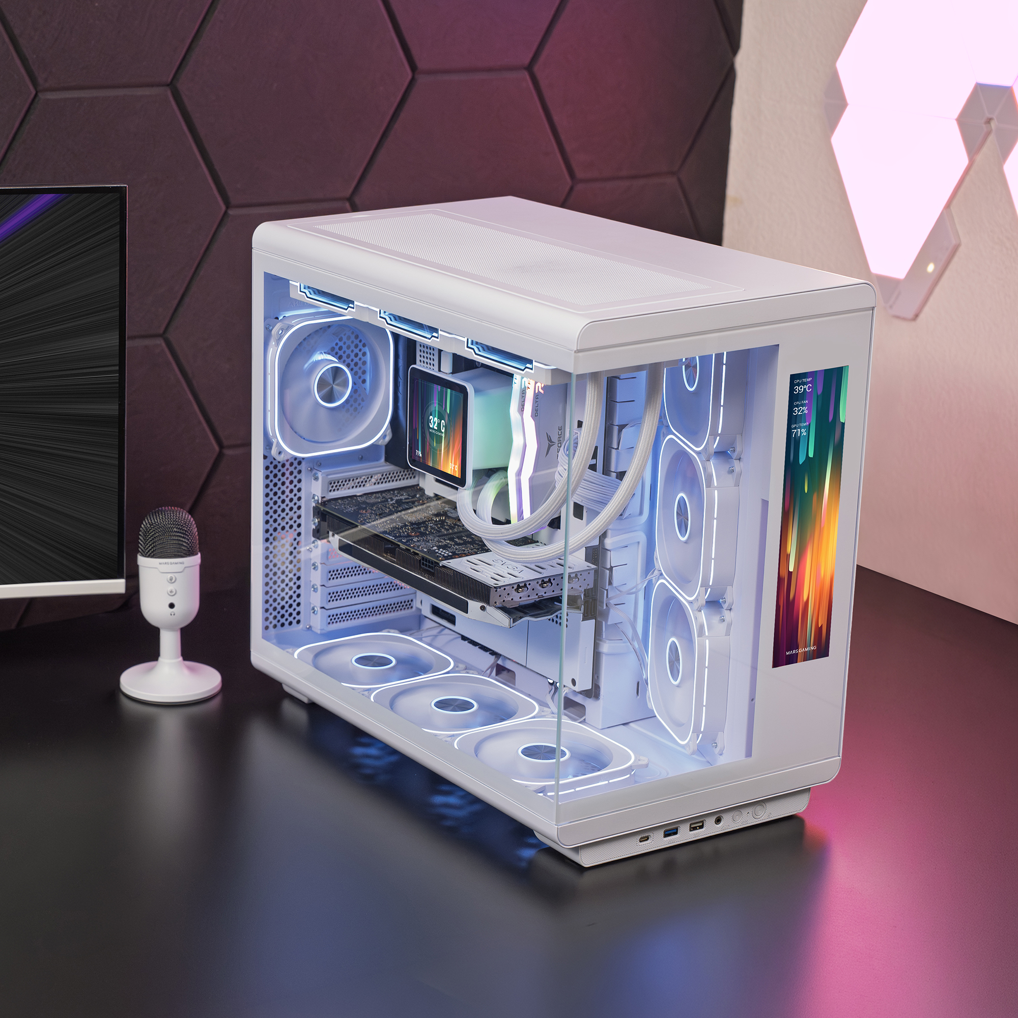 PC gamer blanco con iluminación RGB, GPU y ventiladores sobre un escritorio.