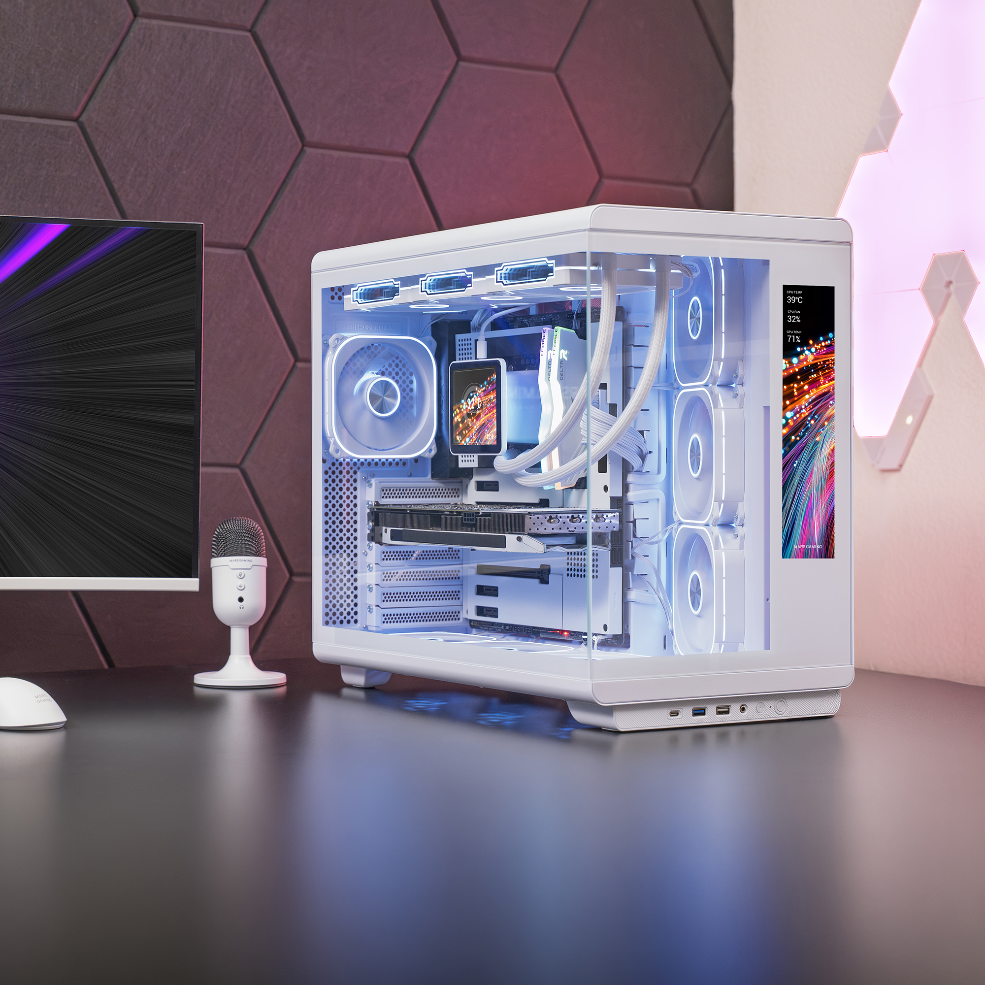 Un PC blanco con ventiladores RGB, monitor y micrófono sobre un escritorio.
