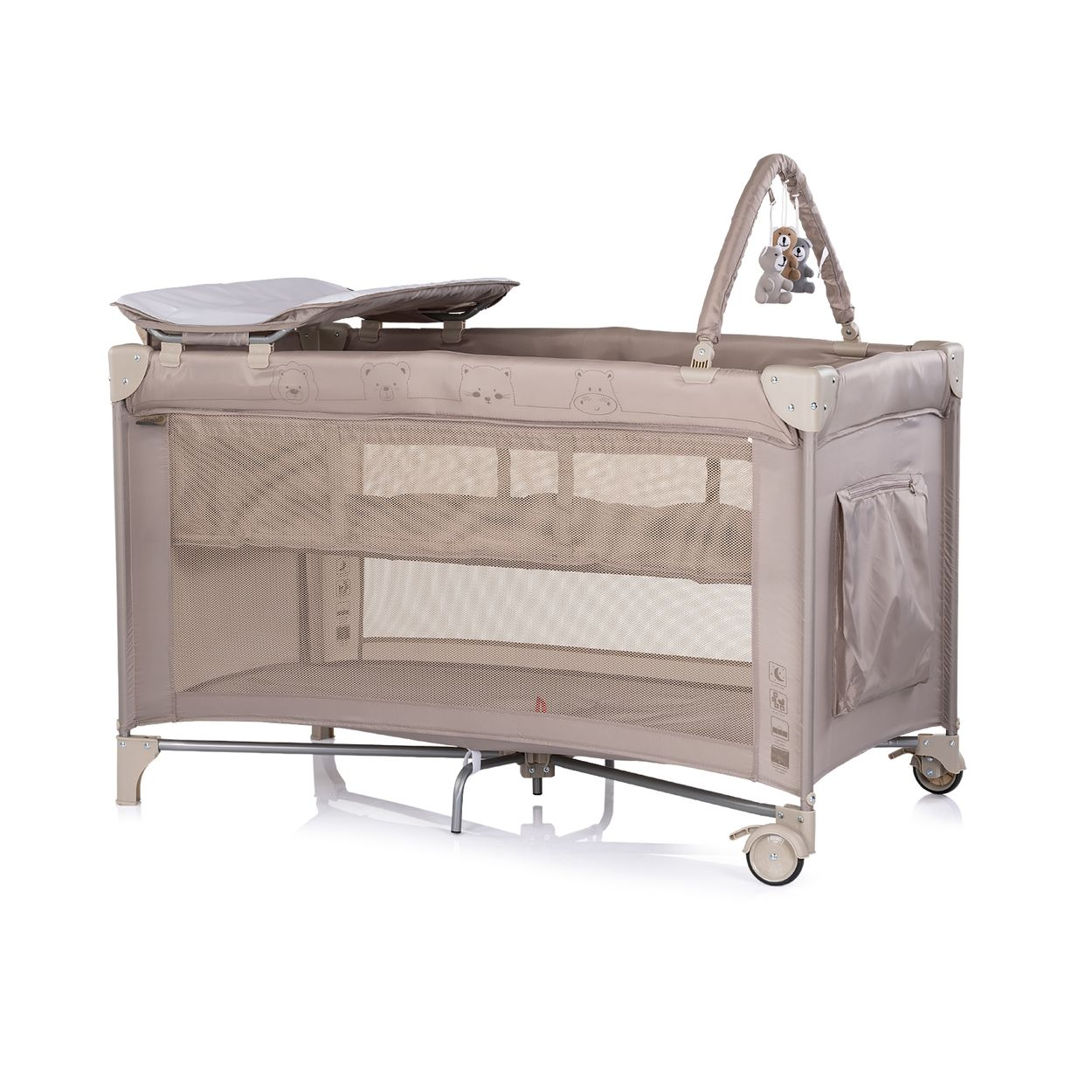 Ein beiger Reisekinderwagen mit Wickelauflage und Spielzeuganhänger.