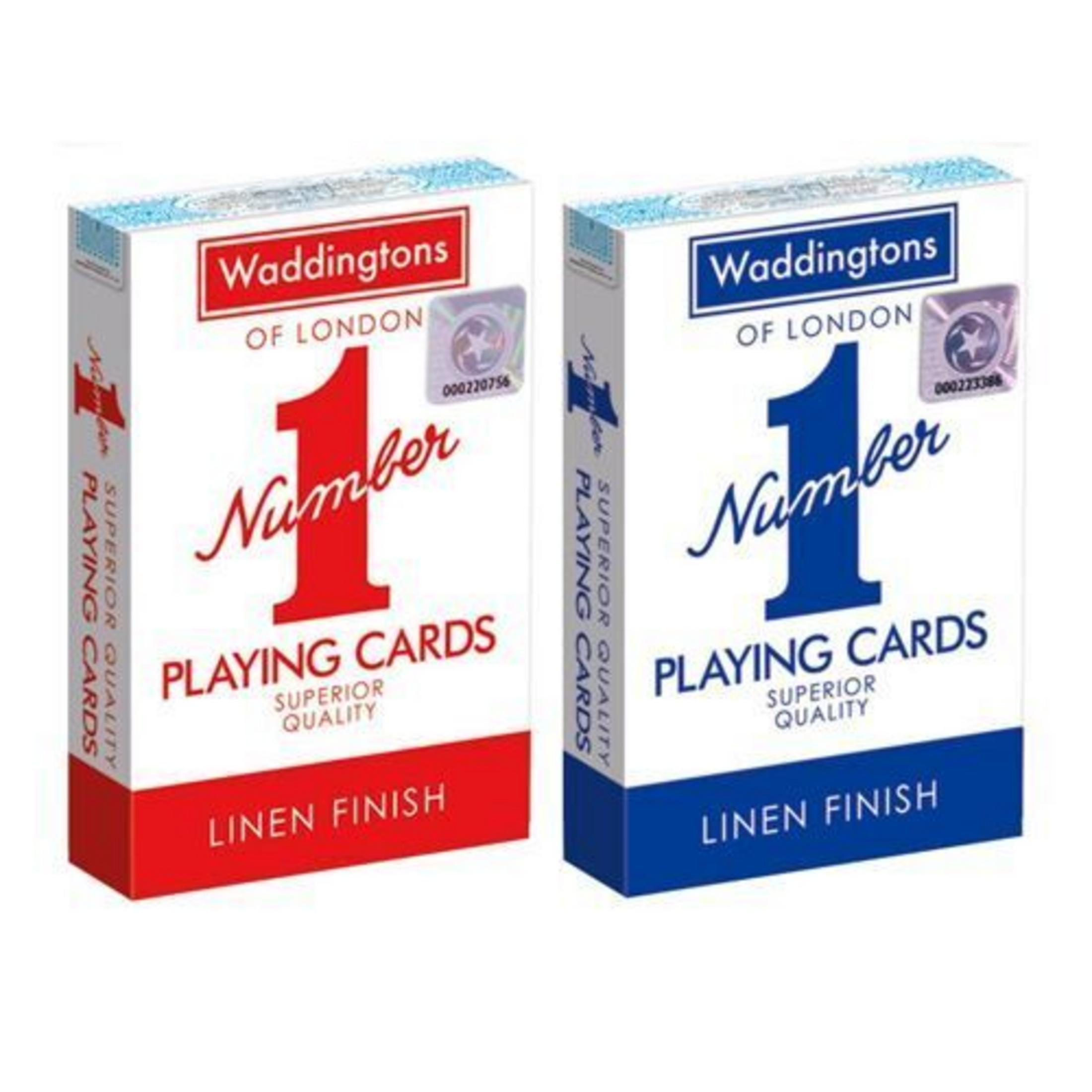 Zwei Packungen Spielkarten von Waddingtons, rot und blau, mit Nummer 1.