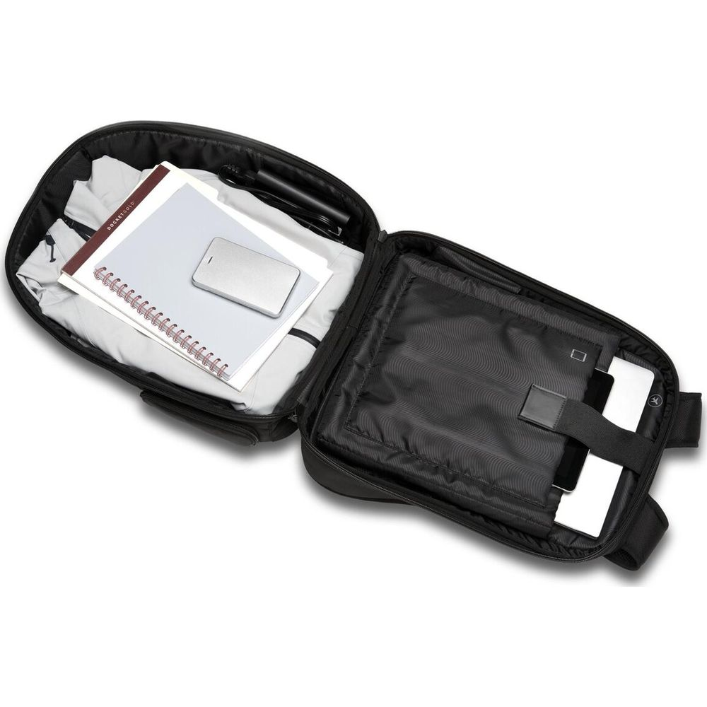 Zaino nero aperto con laptop, tablet, taccuino e dispositivo argentato all'interno.