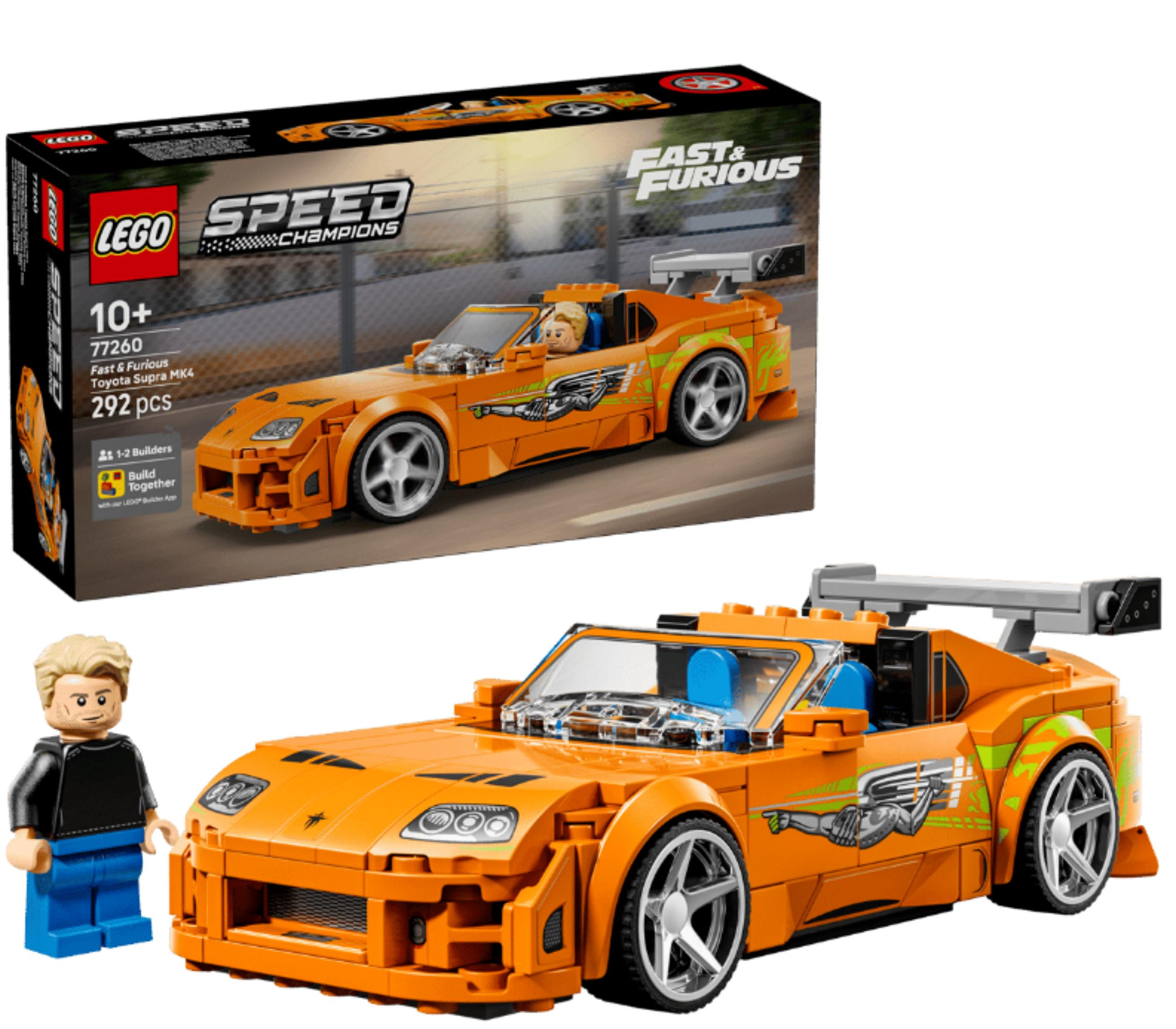 Yarış şeritli turuncu bir LEGO spor araba ve bir minifigür sürücü.