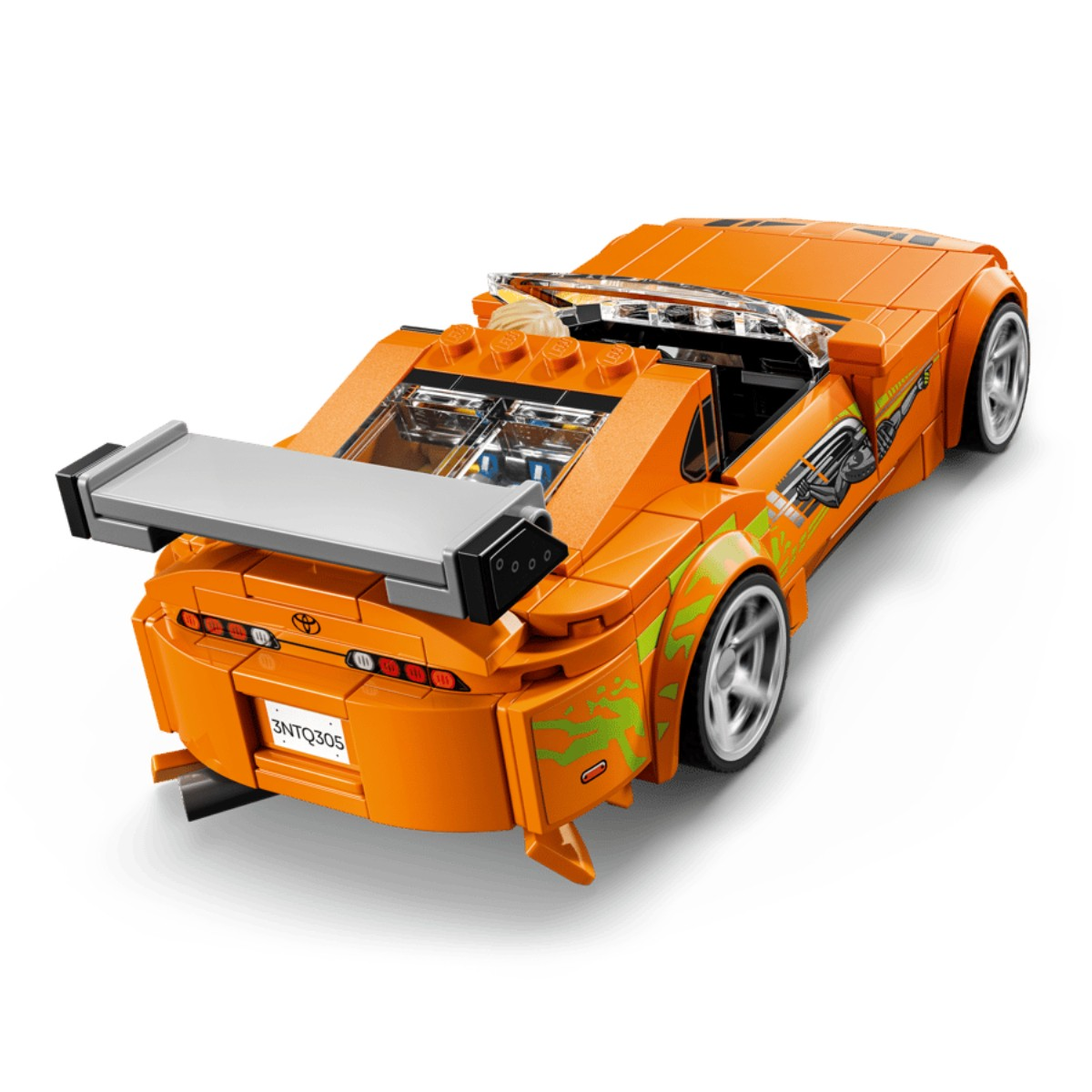 Arkada spoiler ve yeşil çıkartmalar bulunan turuncu Lego spor araba, beyaz arka plan.