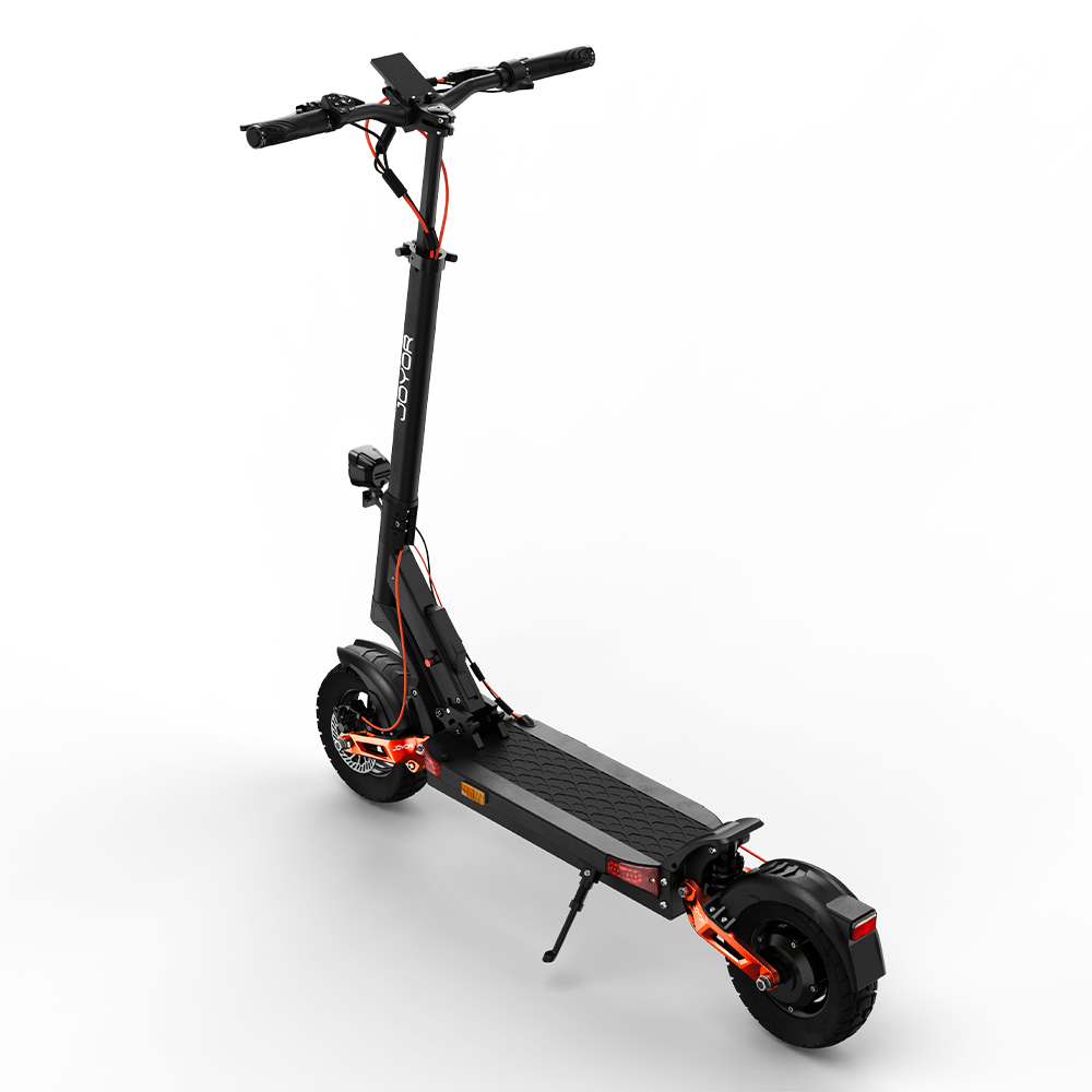 Un patinete eléctrico negro con detalles naranjas sobre fondo blanco.