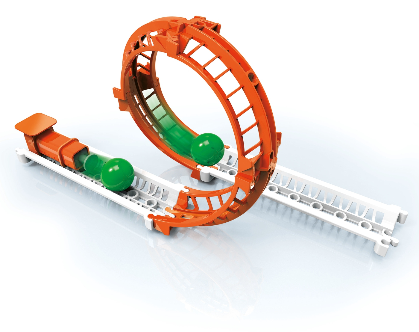 Orange und weiße Spielzeugbahn mit grünen Kugeln. Eine Looping-Bahn ist sichtbar.