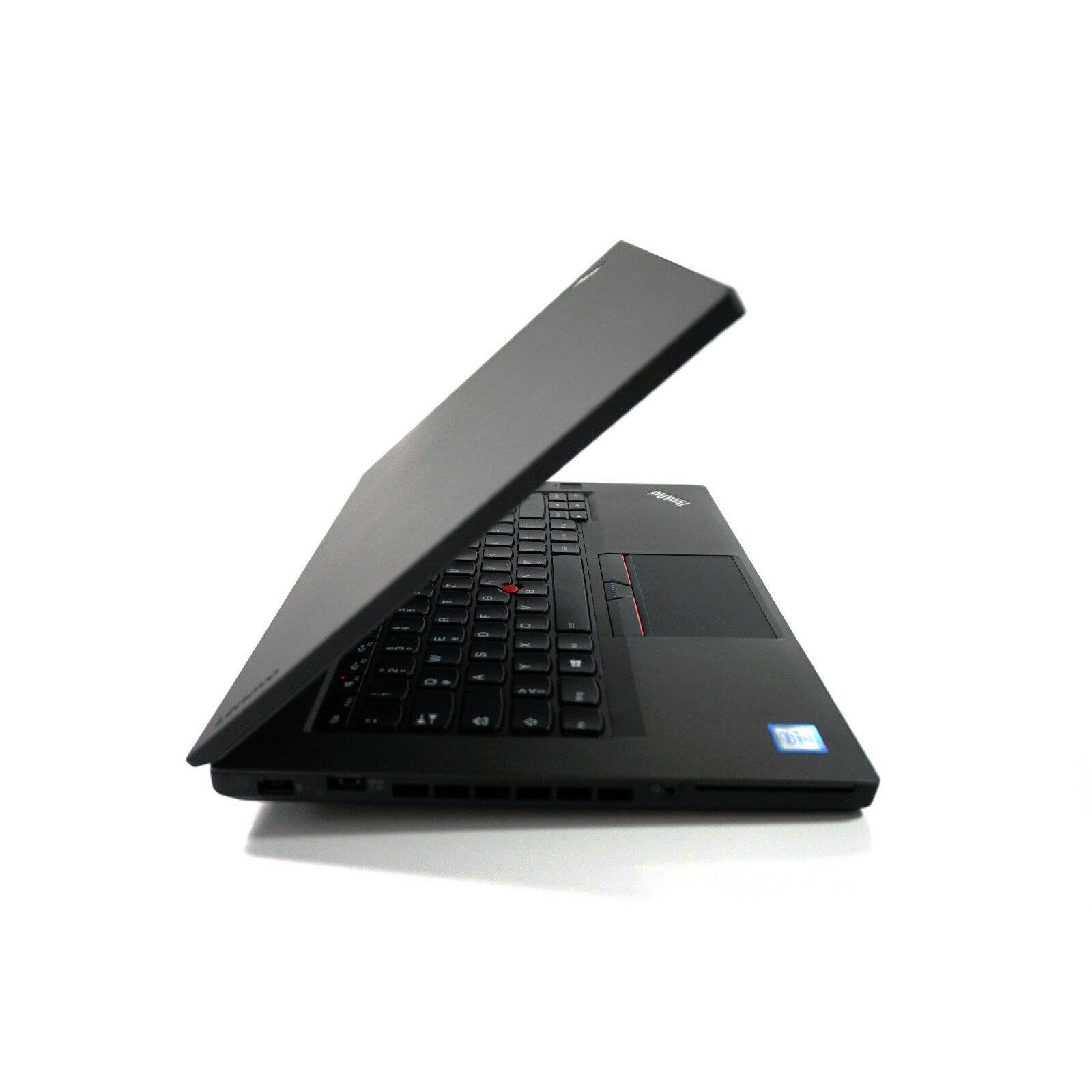 Ein schwarzer Laptop mit geöffnetem Deckel, Blick auf die Tastatur und das Touchpad.
