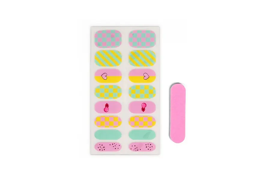 Una hoja de pegatinas de uñas coloridas y una lima de uñas rosa.