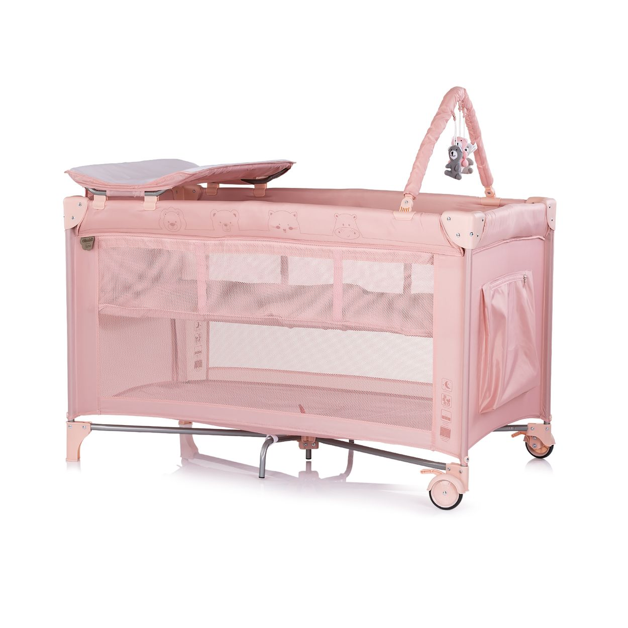 Rosa Babybett mit Wickelaufsatz, Spielbogen und Rädern. Mit Netzseiten und Tiermotiven.