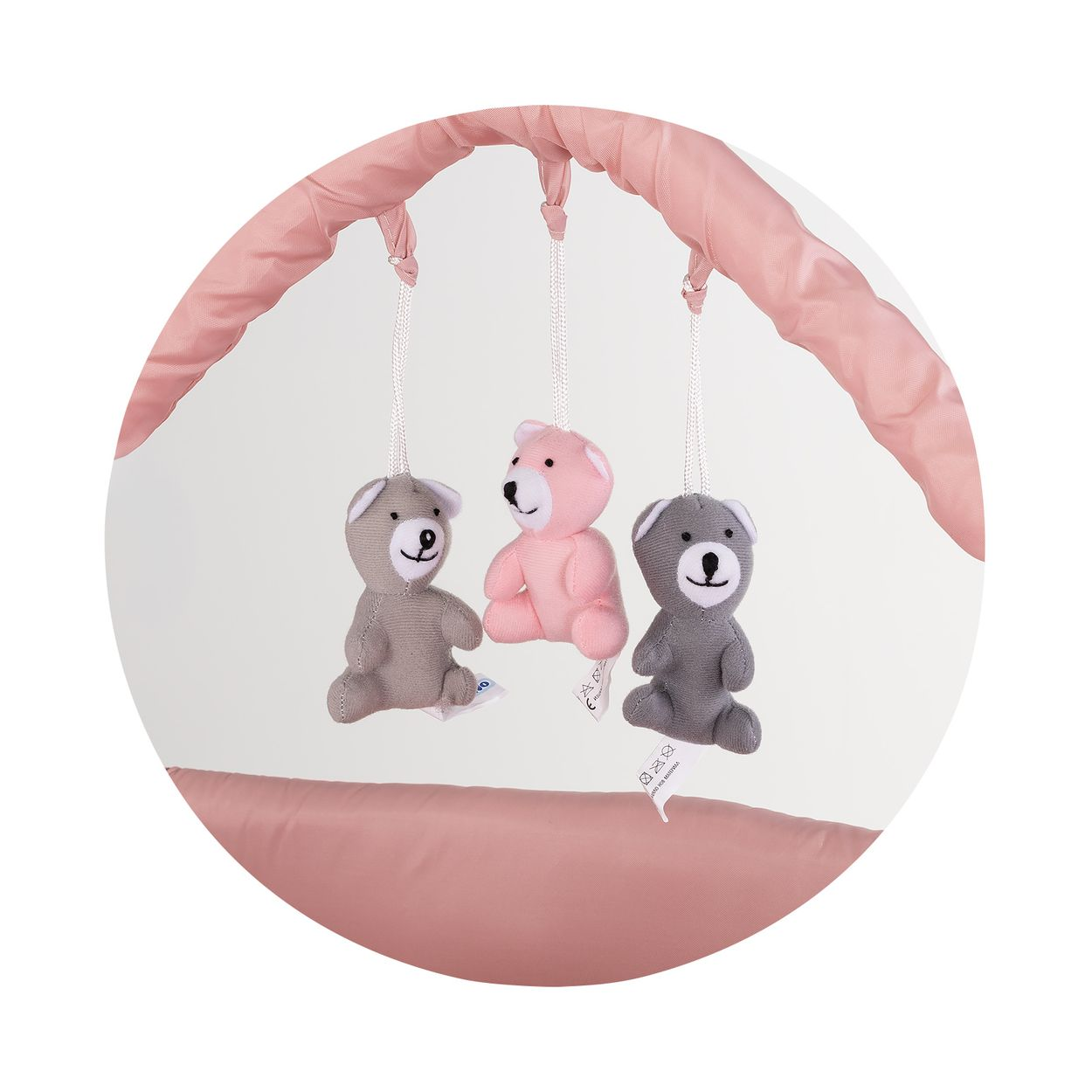 Drei Teddybären, zwei graue und ein rosa, hängen an Schnüren.