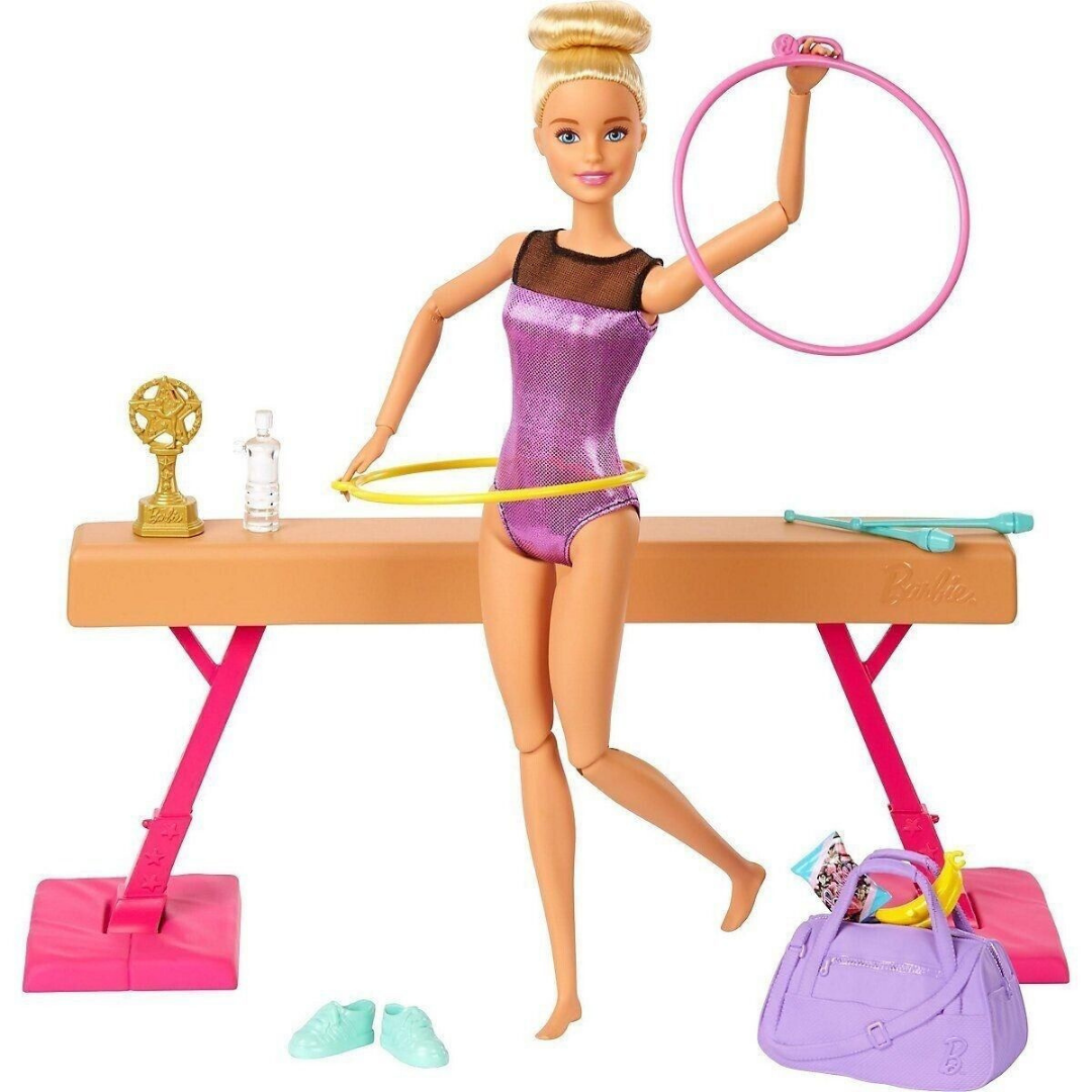 Barbie-Puppe im lila Anzug mit Reifen auf Schwebebalken mit Trophäe.