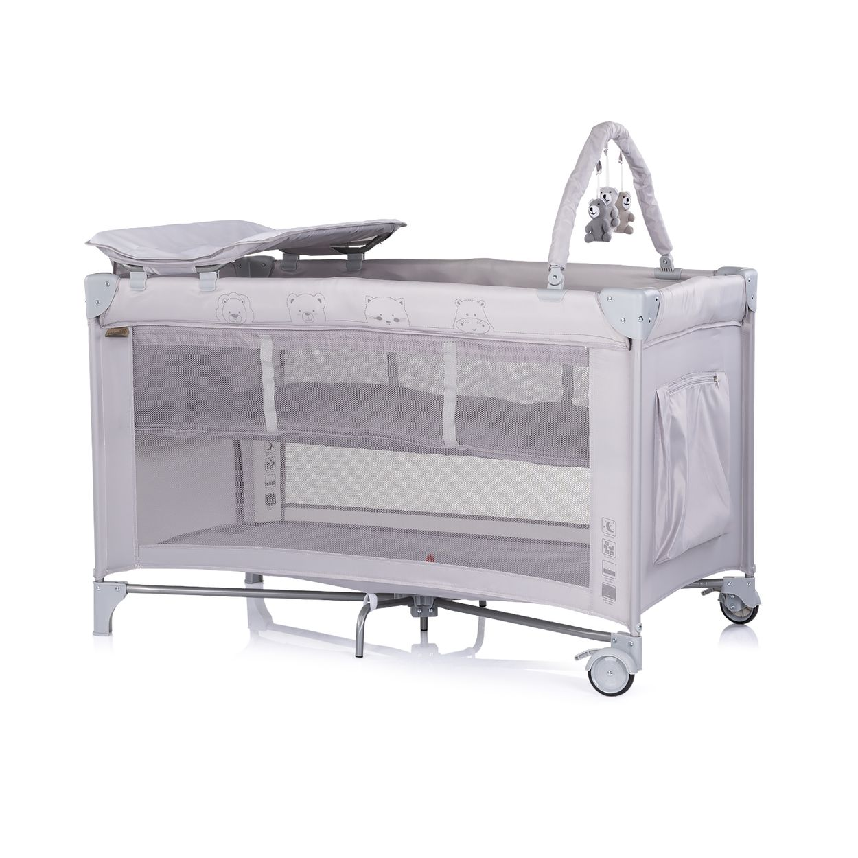 Ein graues Babybett mit Wickelauflage und Spielzeugmobile. Mit Teddybären-Motiv.