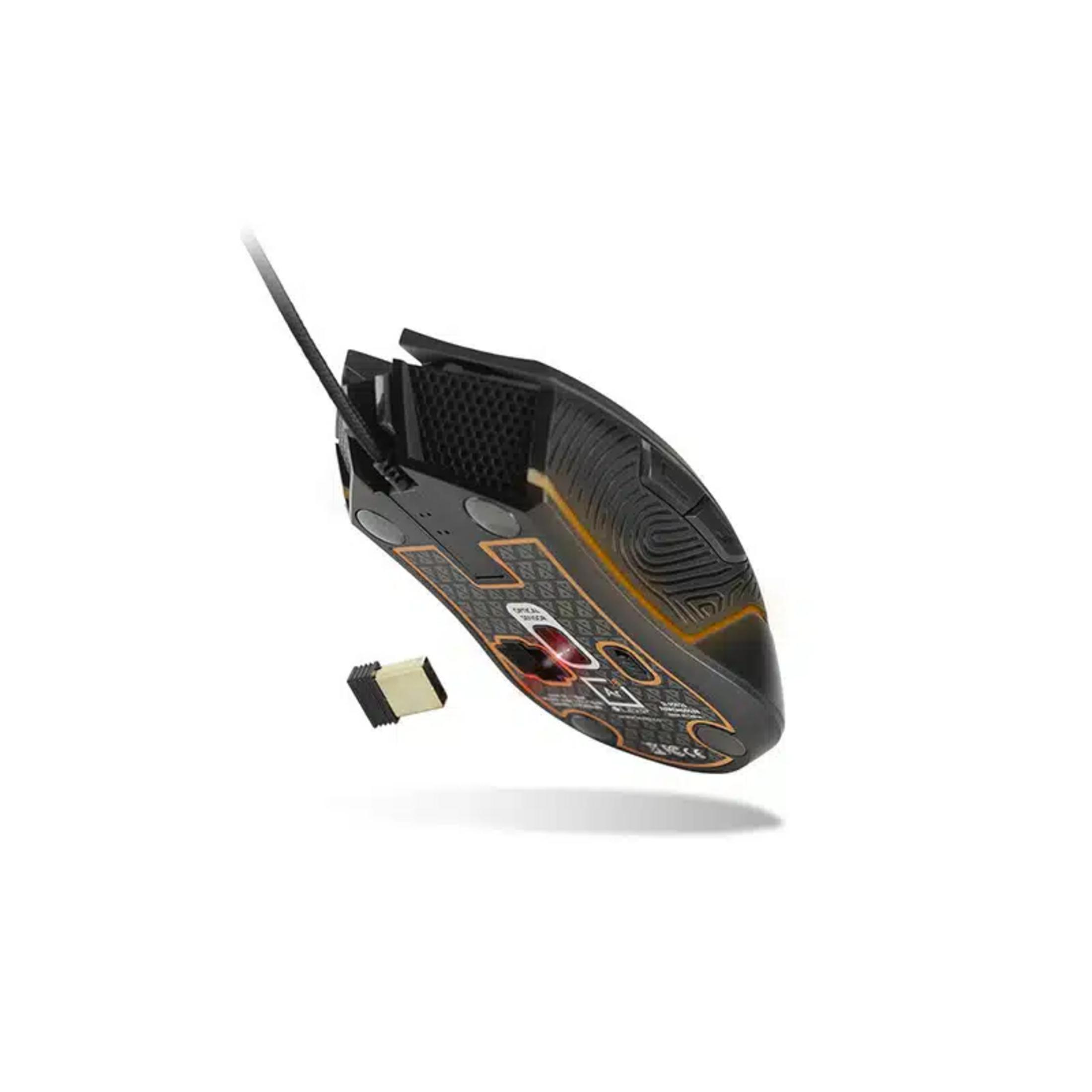 Eine schwarze Gaming-Maus mit orangefarbenen Akzenten und einem USB-Dongle vor weißem Hintergrund.